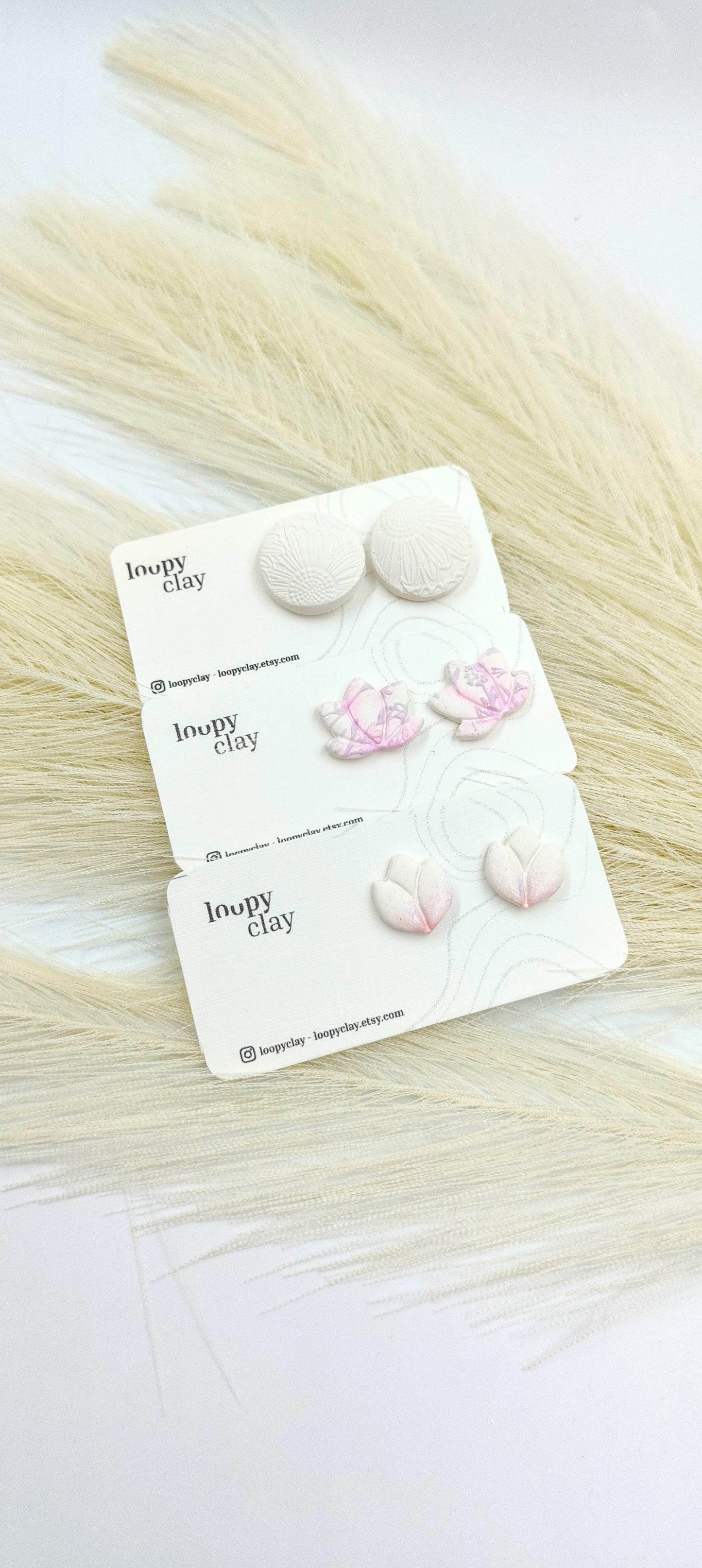 Orecchini a bottone bocciolo bianco e rosa - Loopy Clay