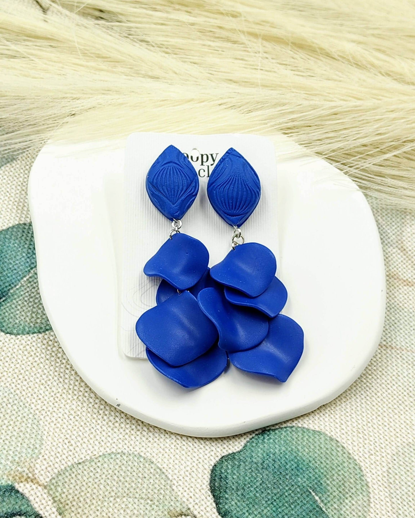 Orecchini petali di fiore, eleganza in blu - Loopy Clay