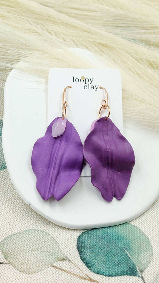 Orecchini eleganti petalo di fiore bicolore viola con vetro - Loopy Clay