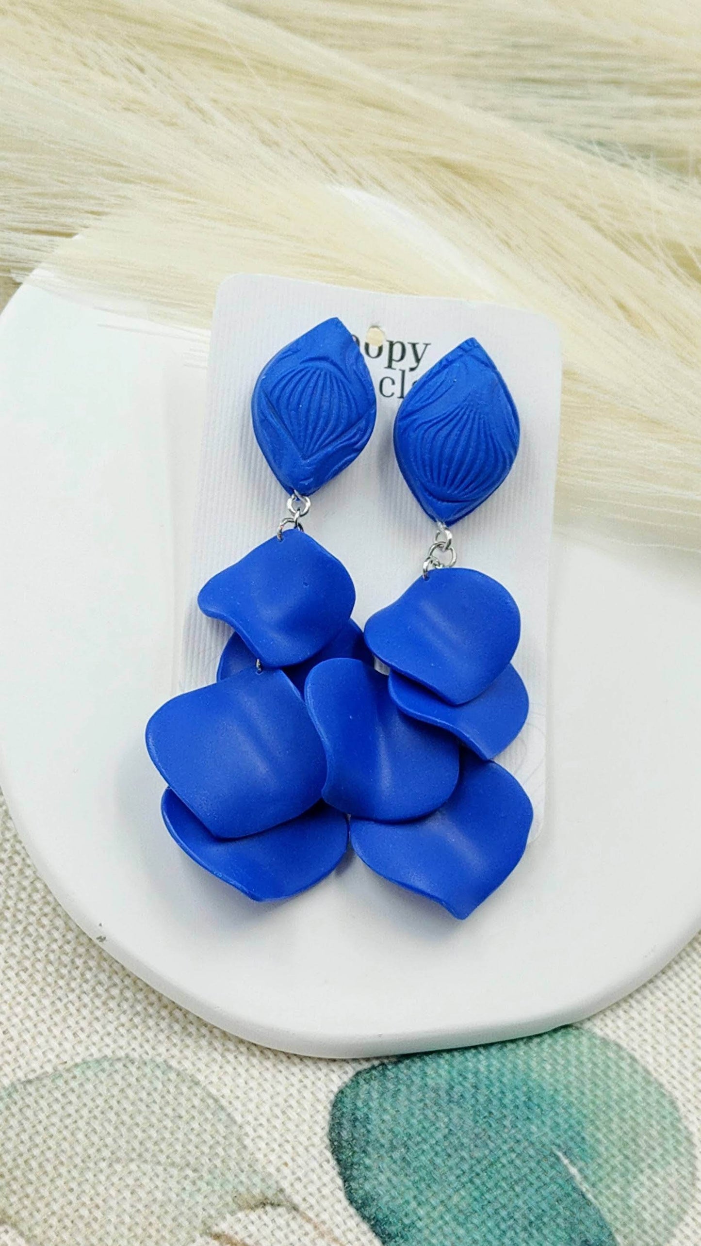 Orecchini petali di fiore, eleganza in blu - Loopy Clay