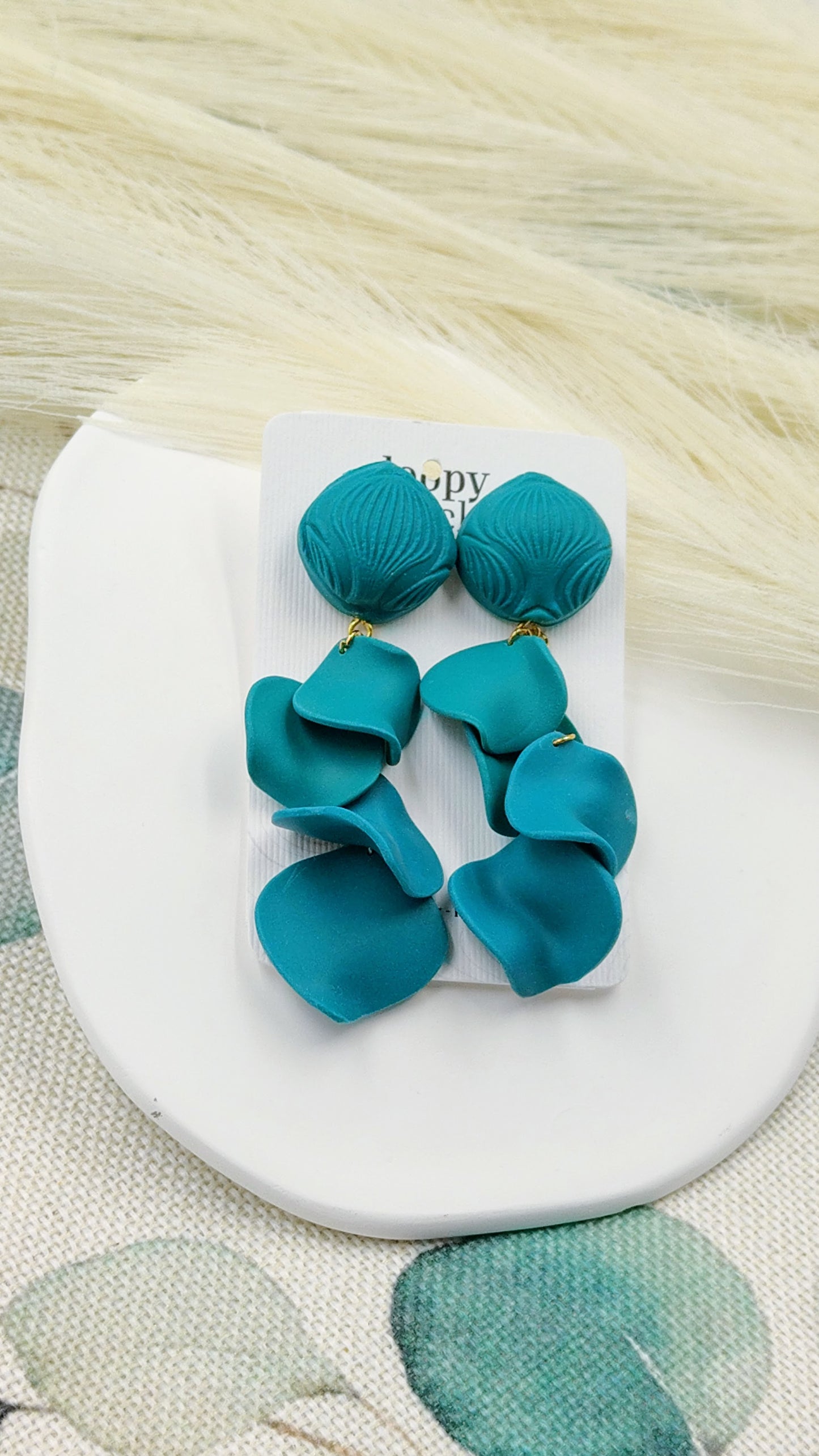 Orecchini Petali Turchesi e Blu: Un Tuffo di Colore nel Tuo Stile