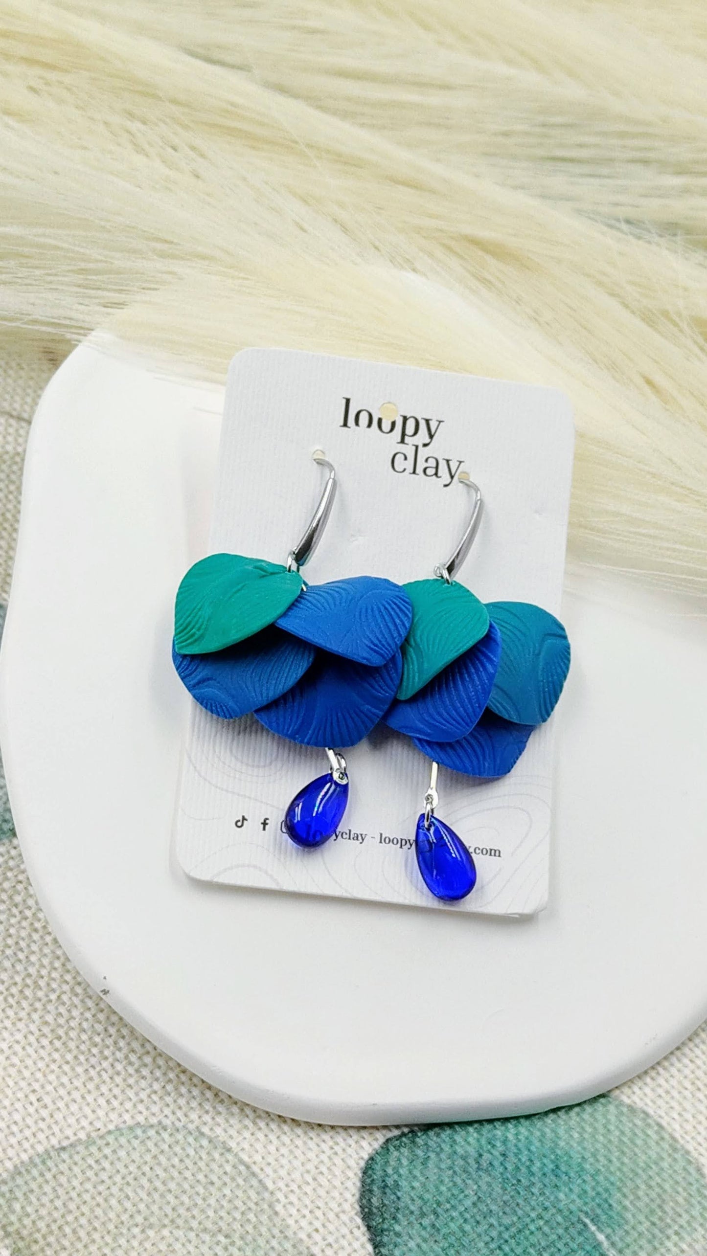 Orecchini Petali Turchesi e Blu: Un Tuffo di Colore nel Tuo Stile