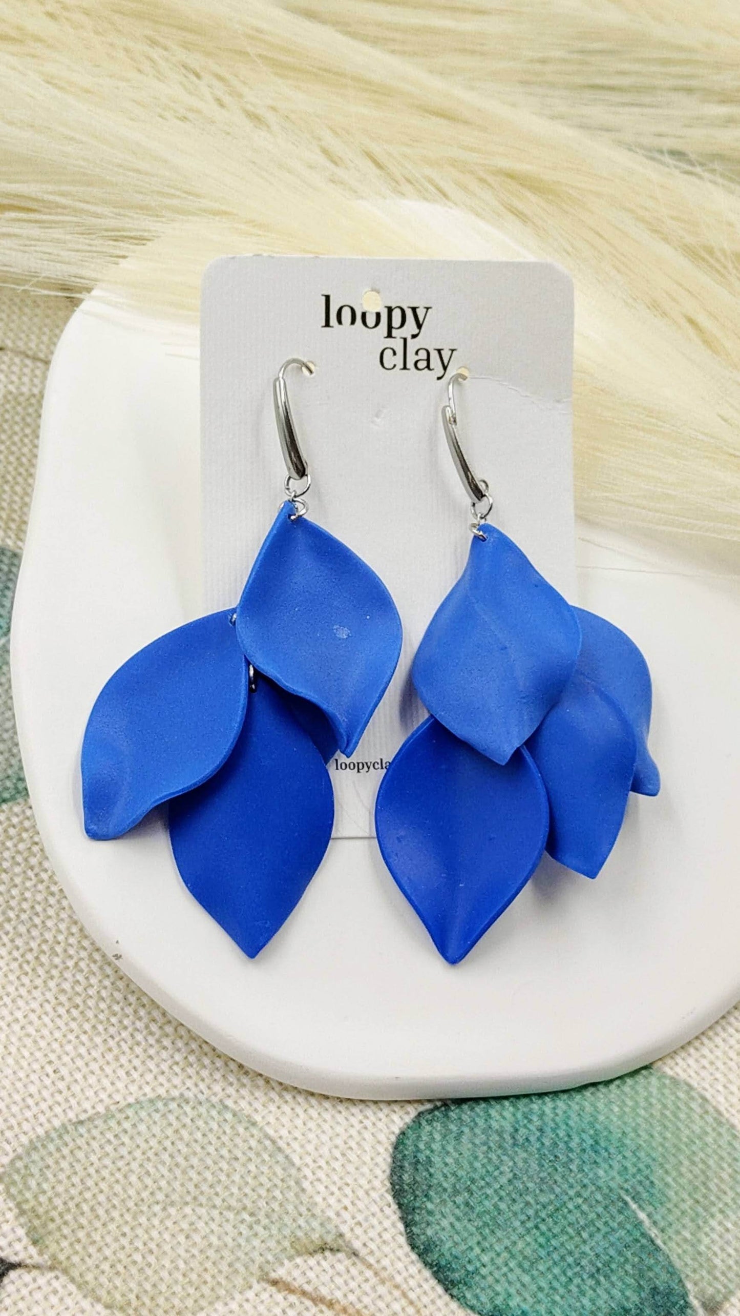 Orecchini petali di fiore, eleganza in blu - Loopy Clay