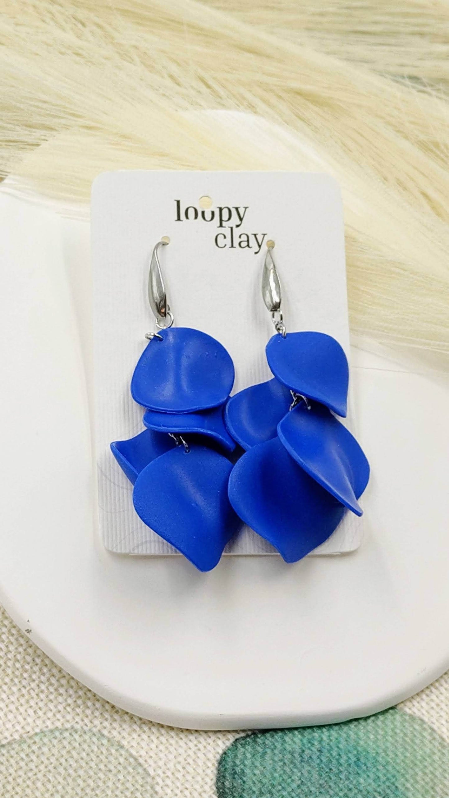 Orecchini petali di fiore, eleganza in blu - Loopy Clay