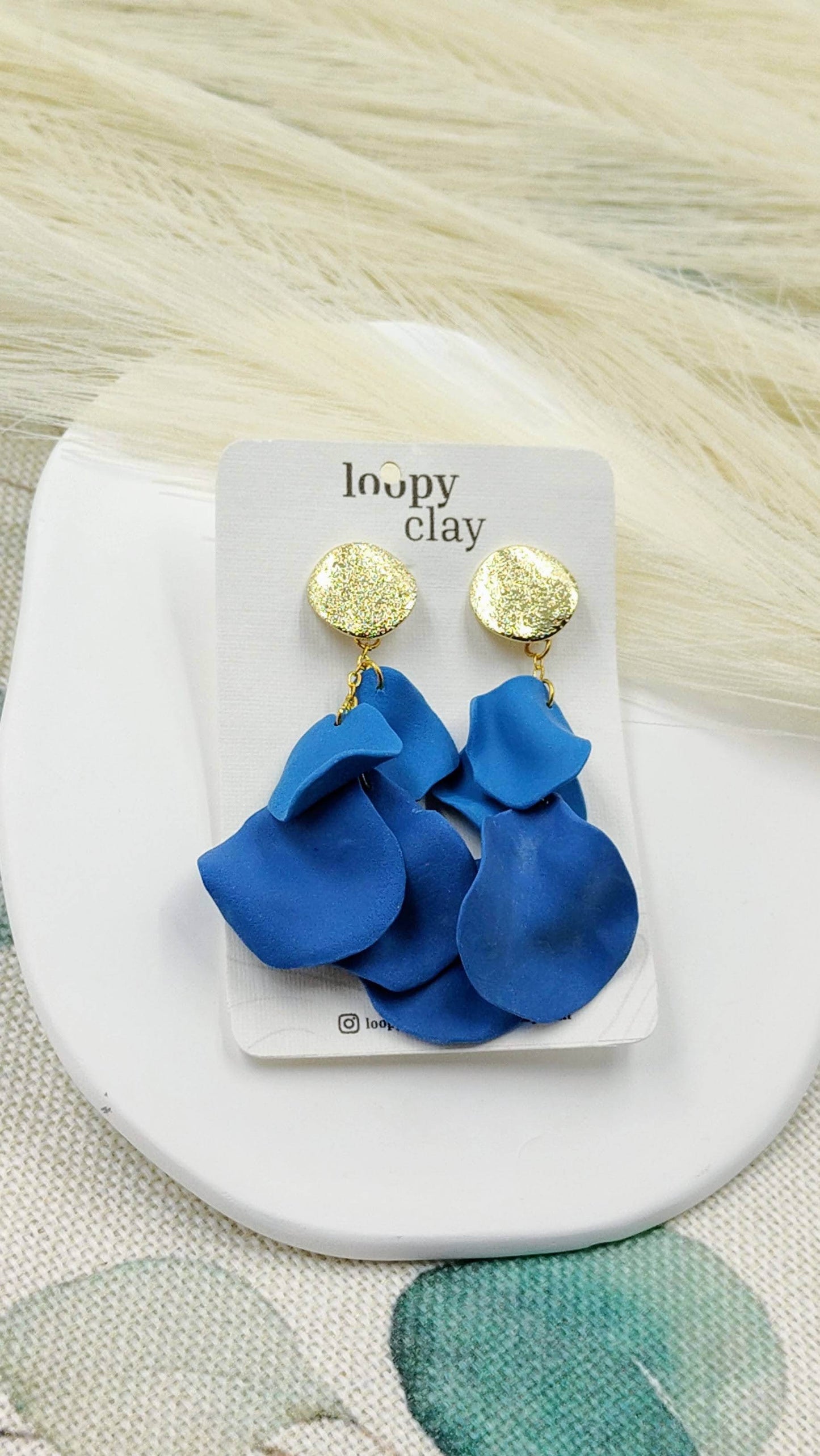 Orecchini petali di fiore, eleganza in blu - Loopy Clay