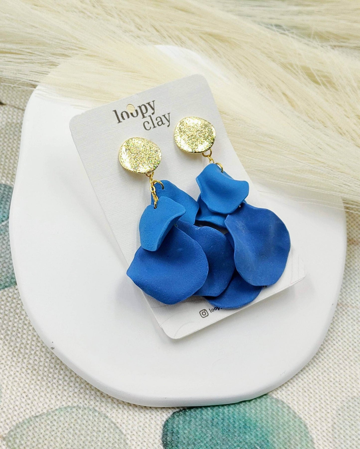 Orecchini petali di fiore, eleganza in blu - Loopy Clay