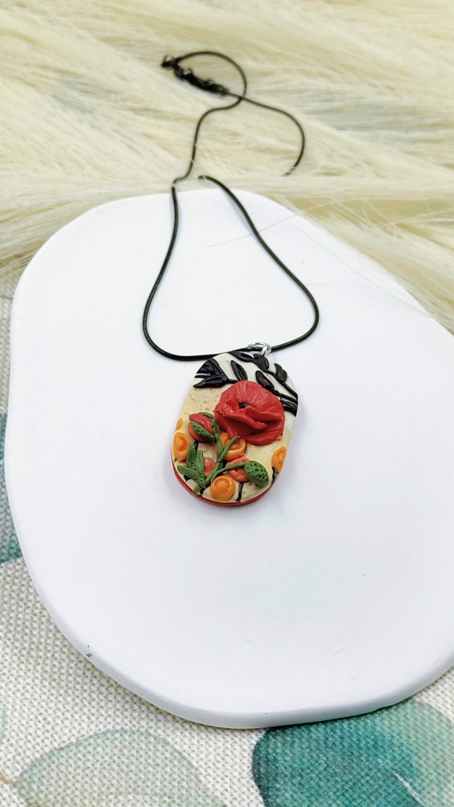 Collana pezzo unico con prato e papaveri realistici - Loopy Clay