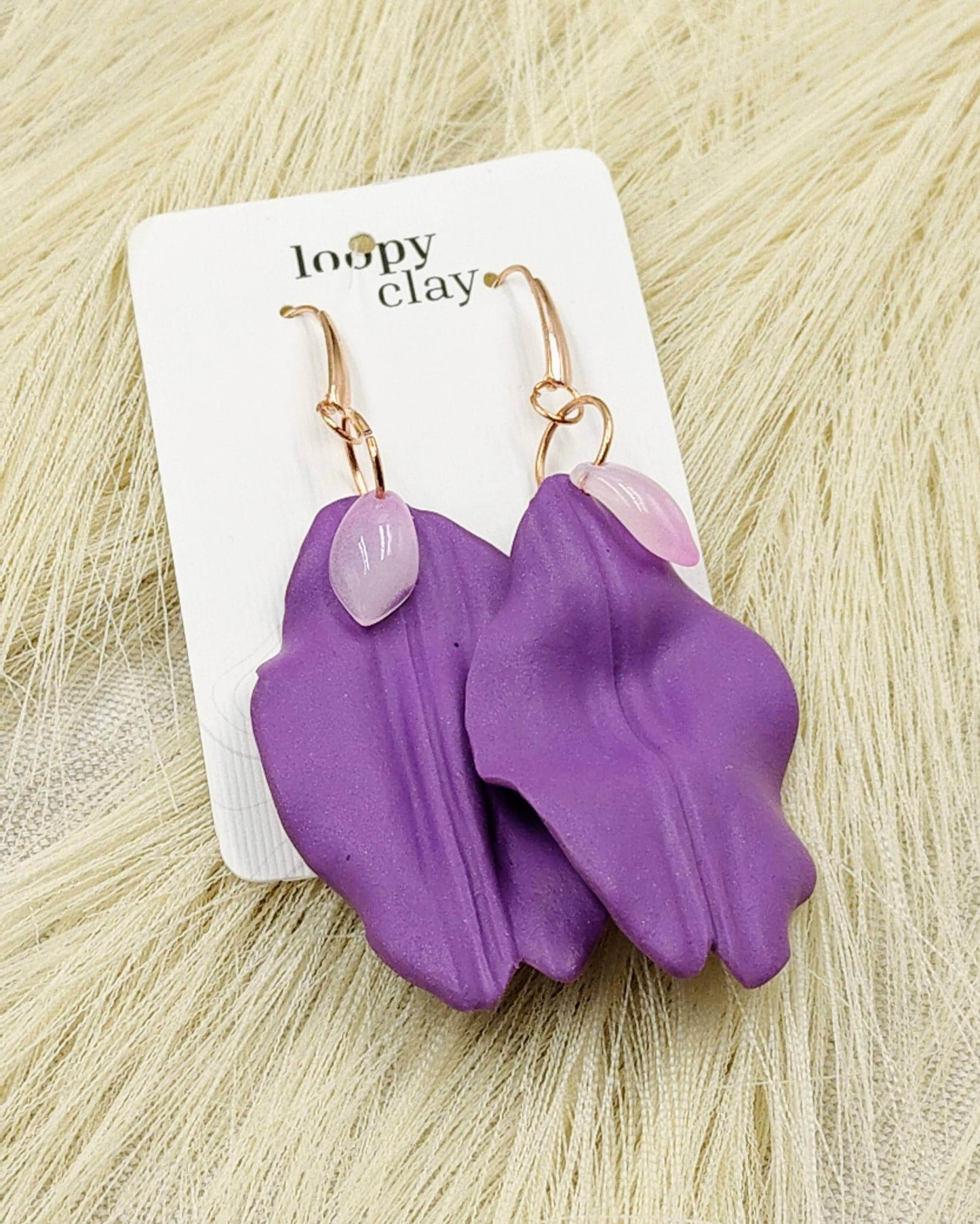 Orecchini eleganti petalo di fiore bicolore viola con vetro - Loopy Clay