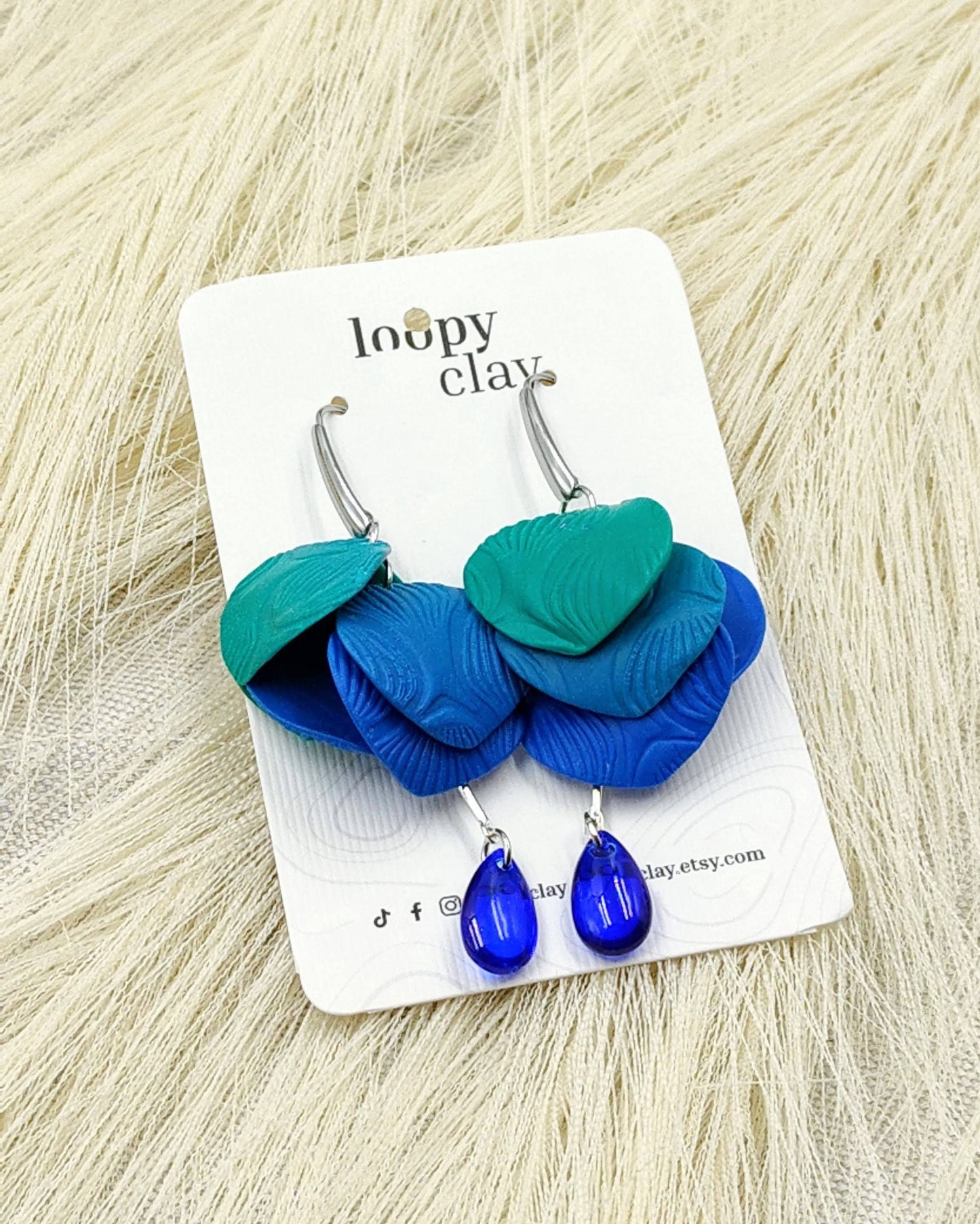 Orecchini Petali Turchesi e Blu: Un Tuffo di Colore nel Tuo Stile