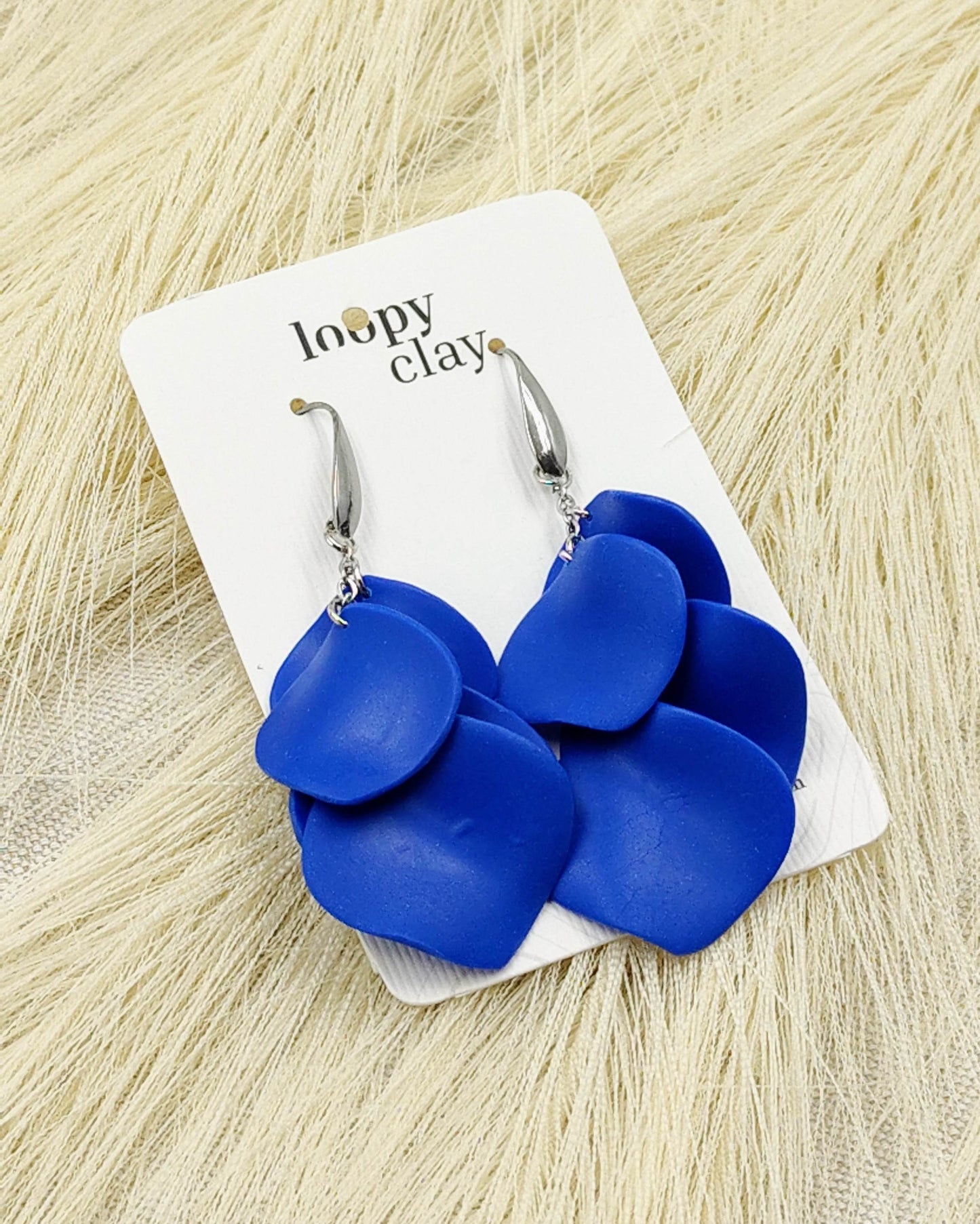 Orecchini petali di fiore, eleganza in blu - Loopy Clay