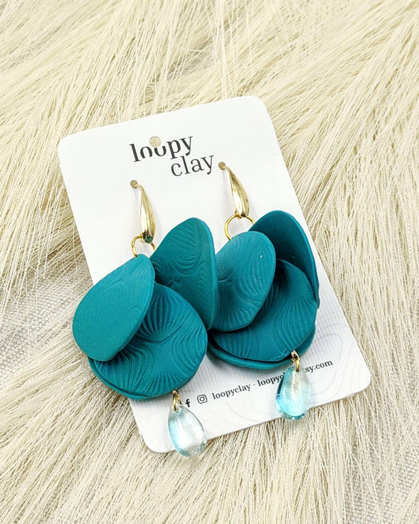 Orecchini Petali Turchesi e Blu: Un Tuffo di Colore nel Tuo Stile