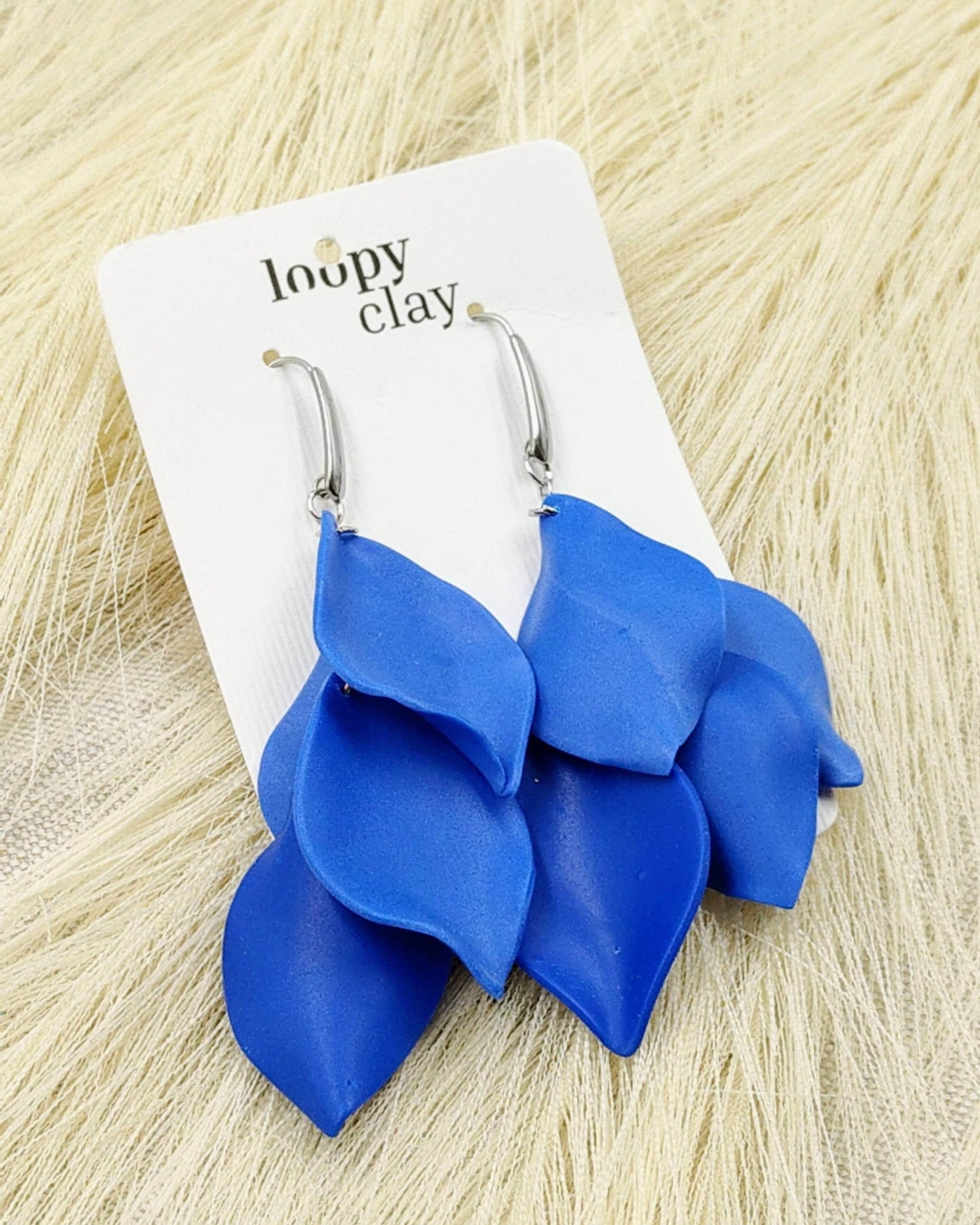 Orecchini petali di fiore, eleganza in blu - Loopy Clay