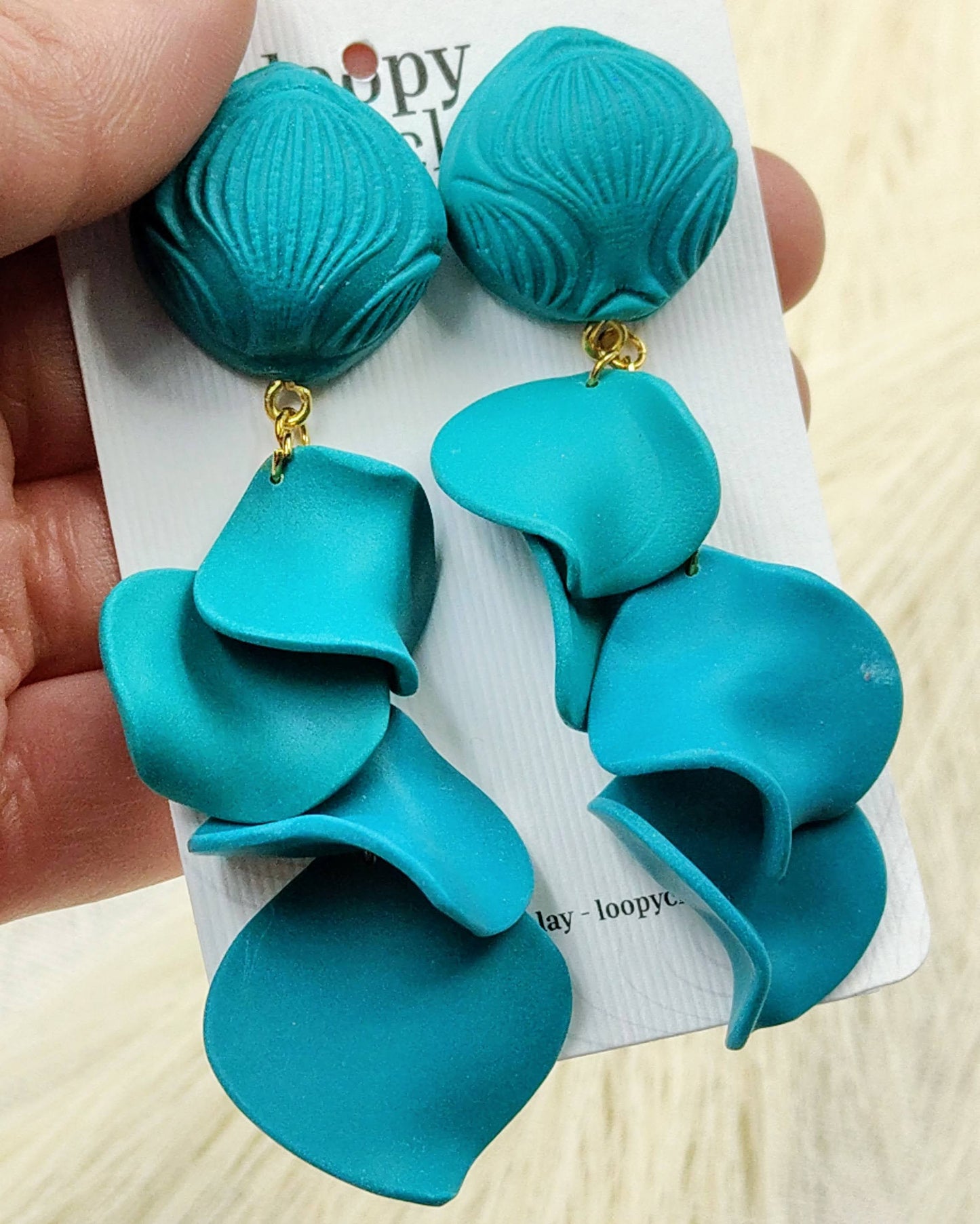 Orecchini Petali Turchesi e Blu: Un Tuffo di Colore nel Tuo Stile