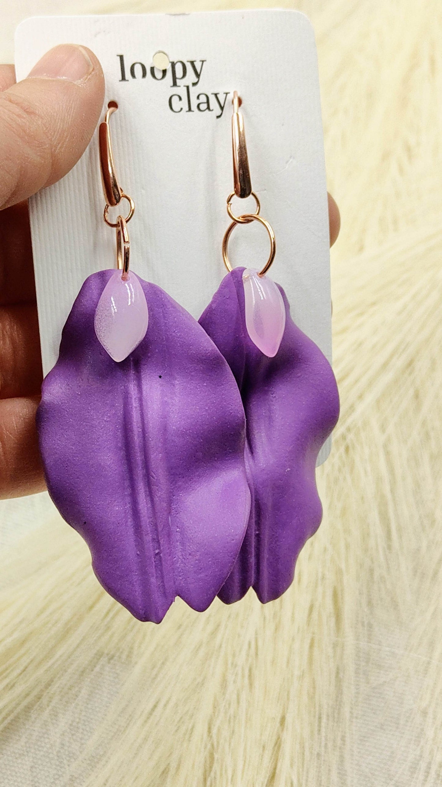 Orecchini eleganti petalo di fiore bicolore viola con vetro - Loopy Clay