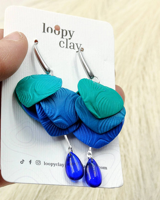 Orecchini Petali Turchesi e Blu: Un Tuffo di Colore nel Tuo Stile