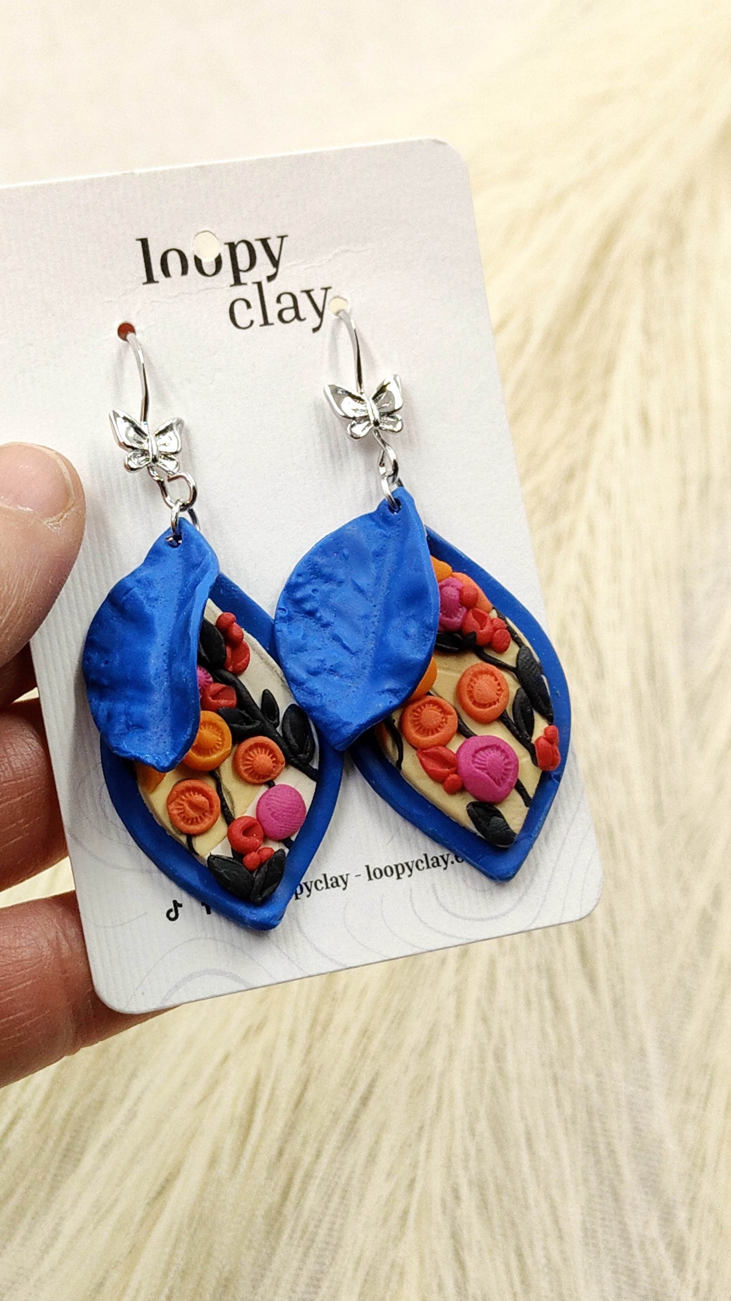 Orecchini Pendenti primavera prato fiorito - petalo blu - Loopy Clay