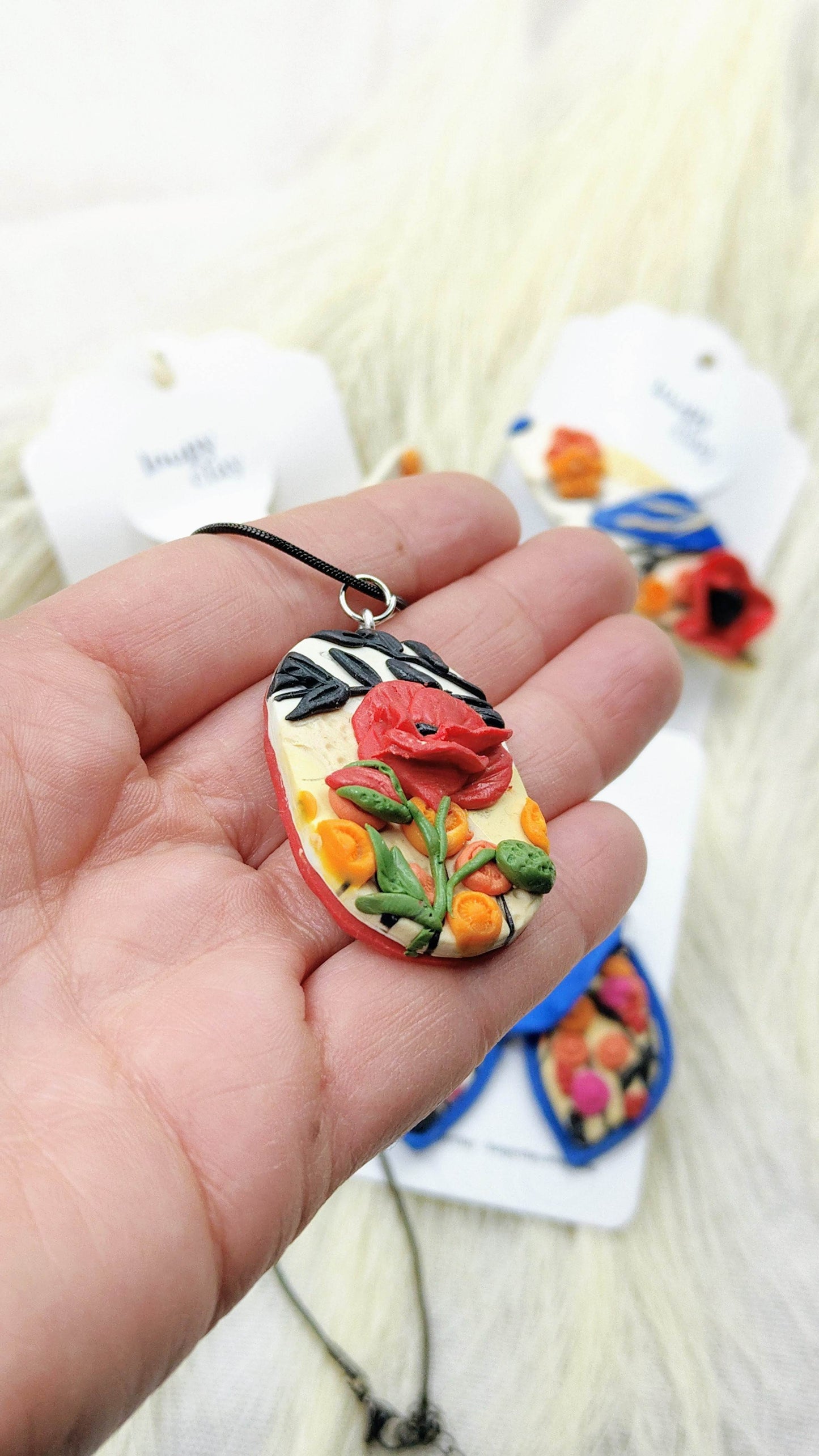 Collana pezzo unico con prato e papaveri realistici - Loopy Clay