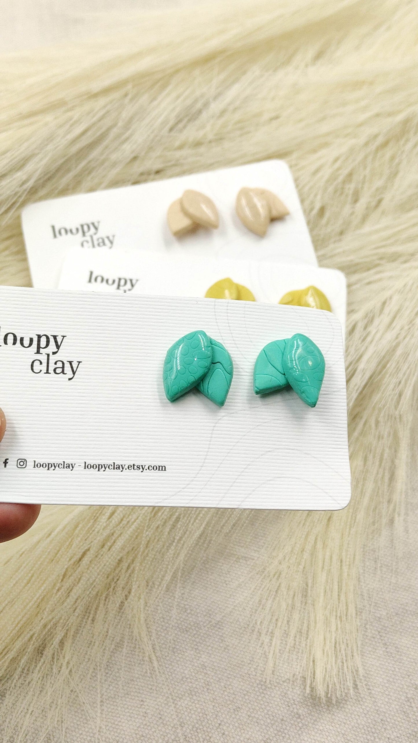 Orecchini a bottone minimal leaf - giallo, rosa e turchese - Loopy Clay