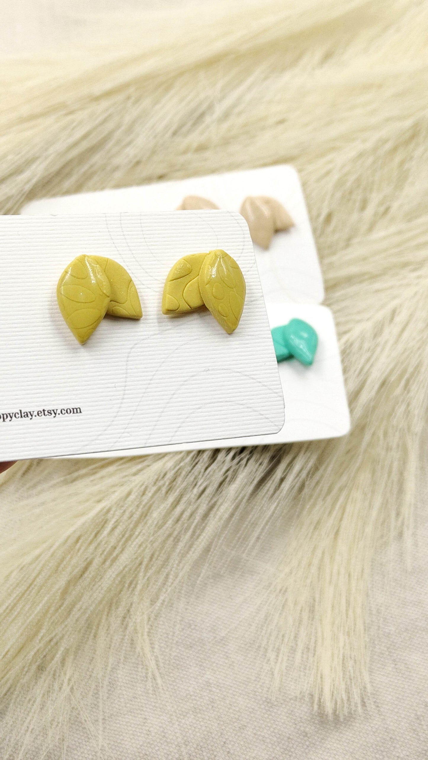 Orecchini a bottone minimal leaf - giallo, rosa e turchese - Loopy Clay