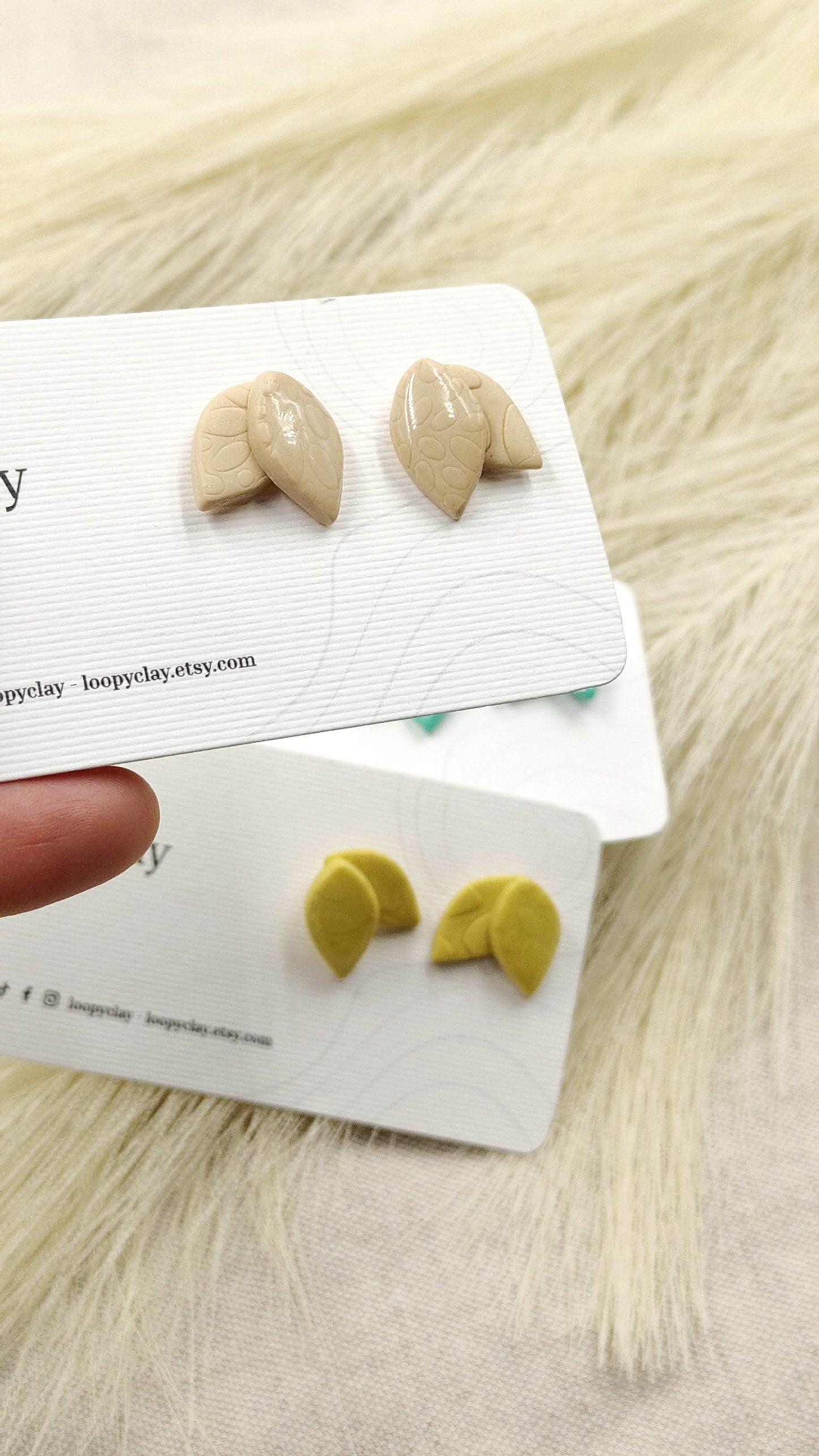 Orecchini a bottone minimal leaf - giallo, rosa e turchese - Loopy Clay