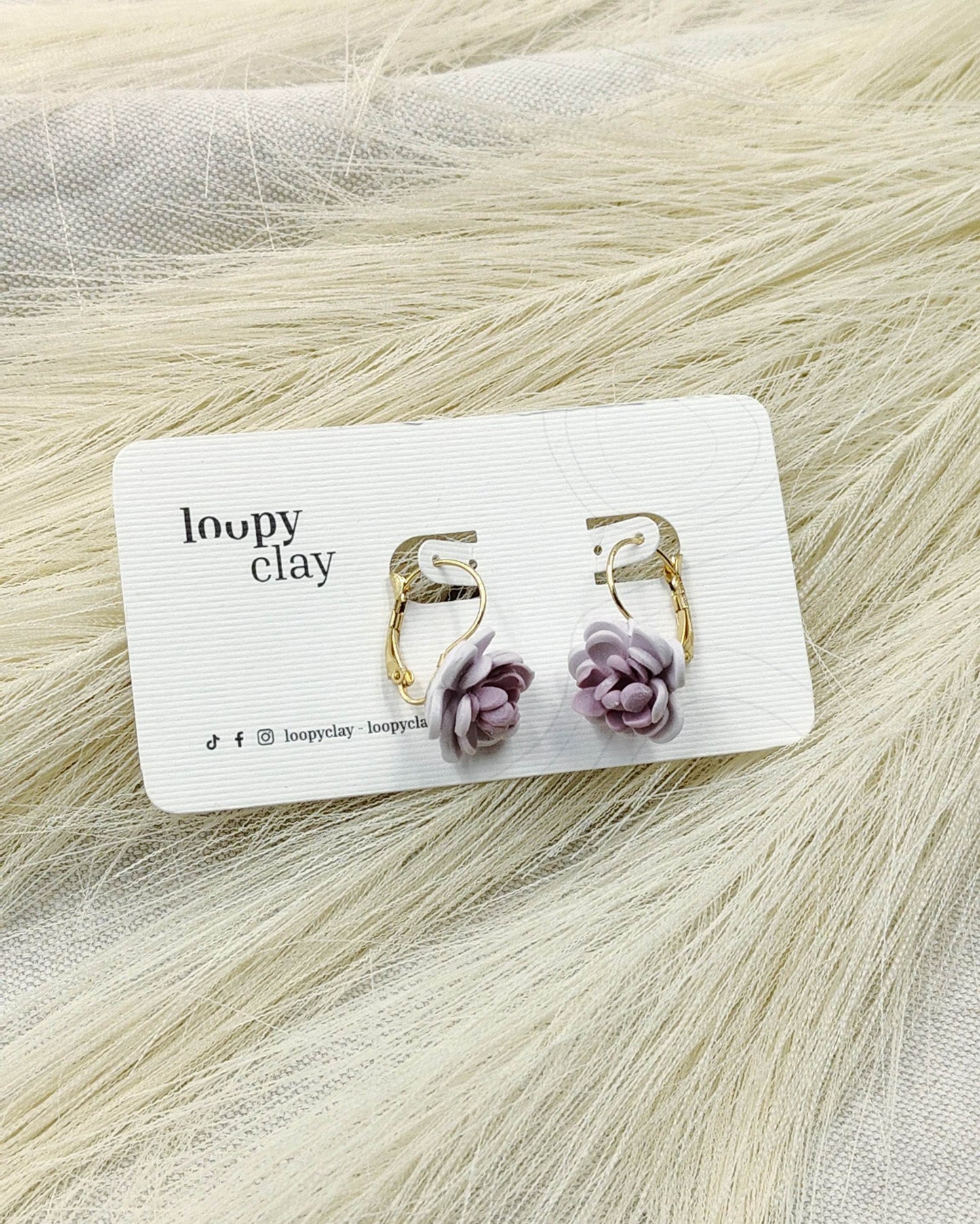 Orecchini pendenti con fiori lilla - Loopy Clay