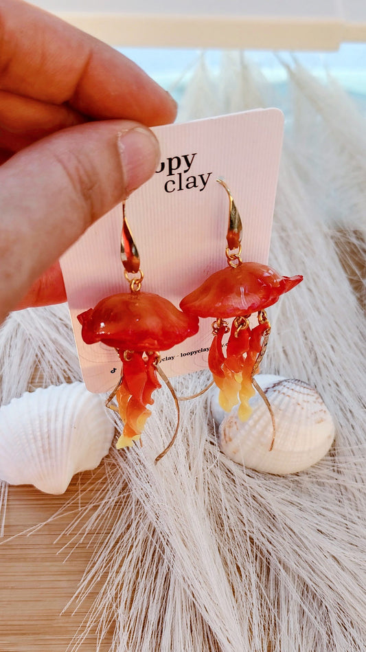 Orecchini donna artigianali pendenti rosso fuoco – gioielli unici fatti a mano, design Medusa sofisticato