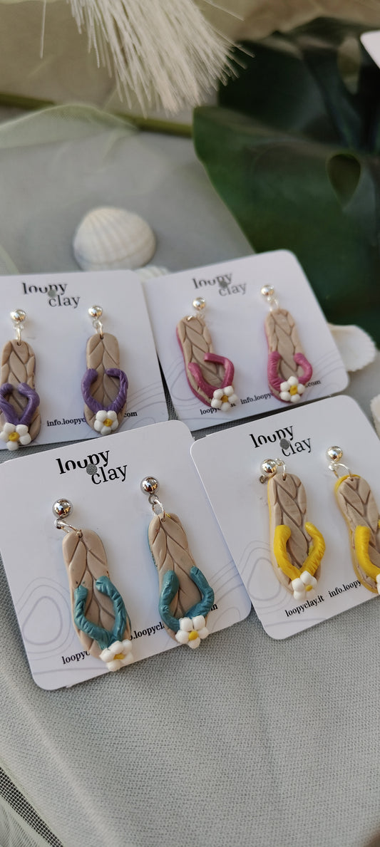 Orecchini pendenti infradito in argilla polimerica – estivi, leggeri e fatti a mano (4 colori)