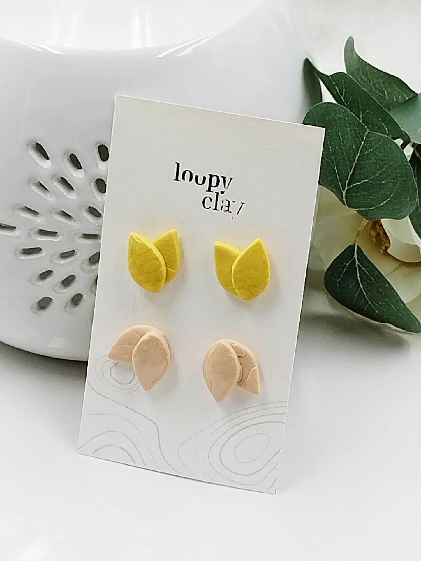 Orecchini a bottone minimal leaf - giallo, rosa e turchese - Loopy Clay