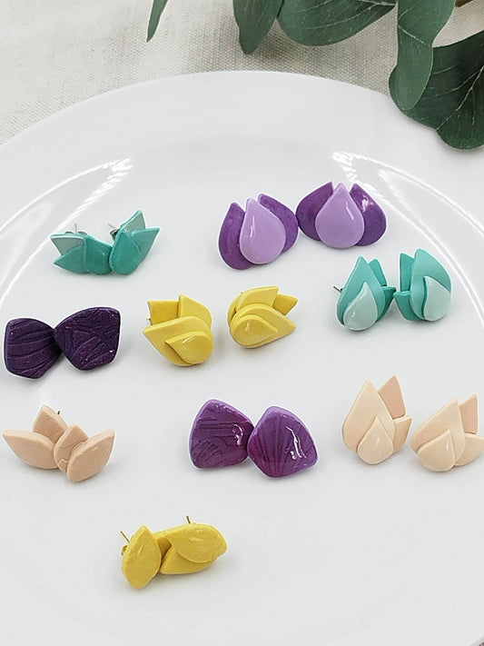 Orecchini a bottone minimal leaf - giallo, rosa e turchese - Loopy Clay