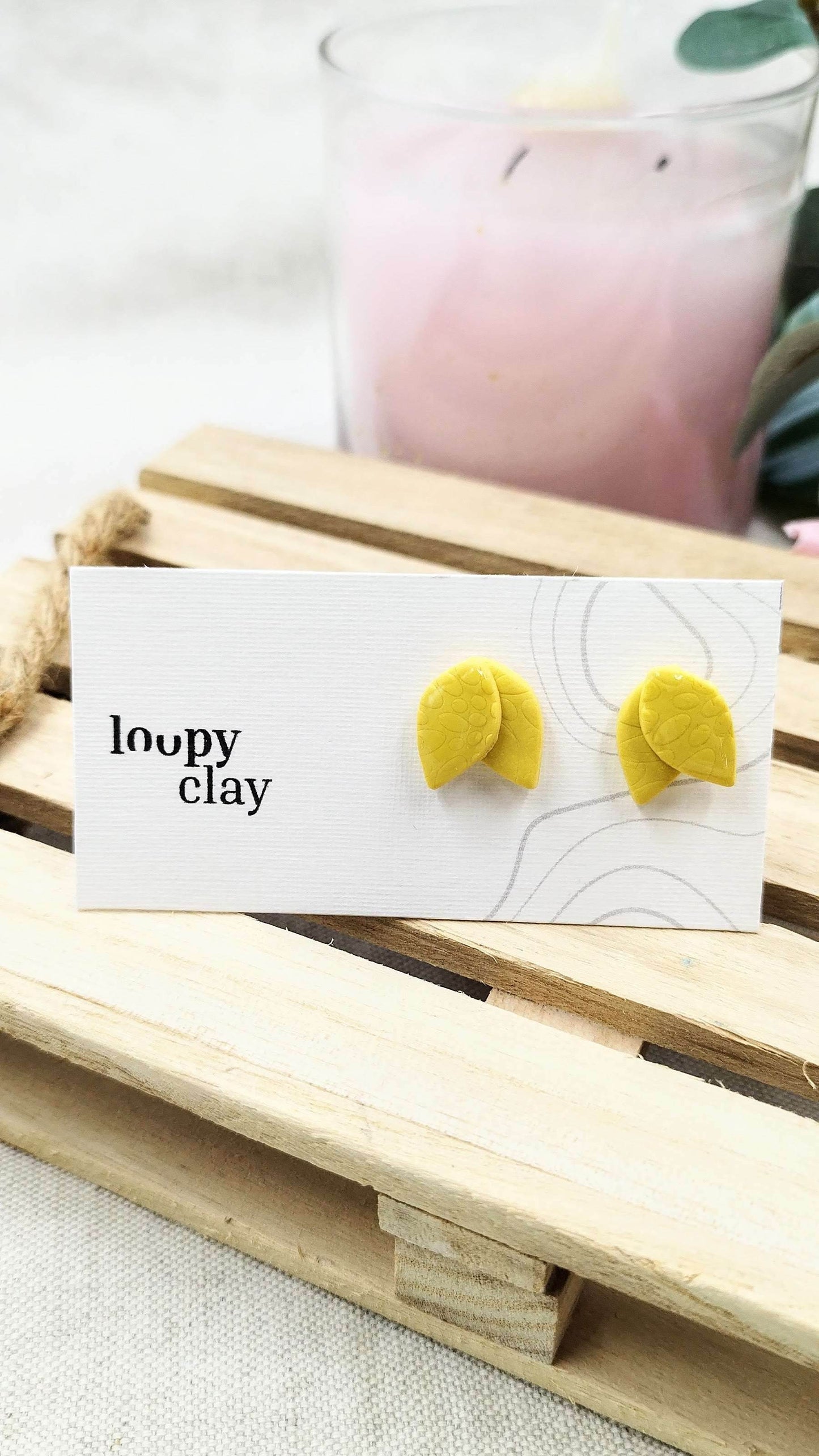Orecchini a bottone minimal leaf - giallo, rosa e turchese - Loopy Clay