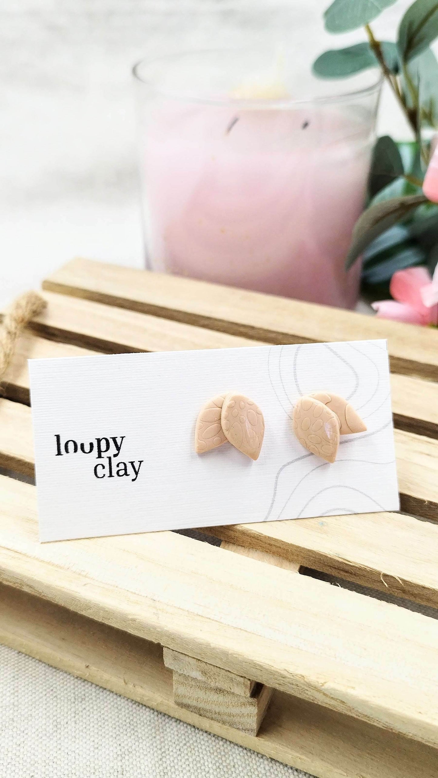 Orecchini a bottone minimal leaf - giallo, rosa e turchese - Loopy Clay
