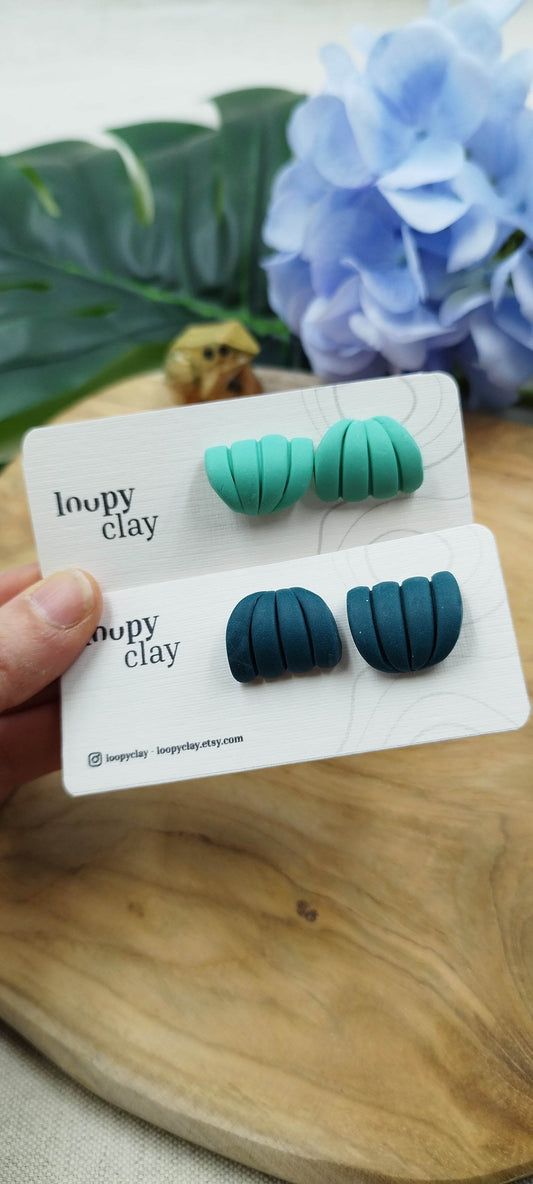 Orecchini Huggies conchiglia astratta - Loopy Clay