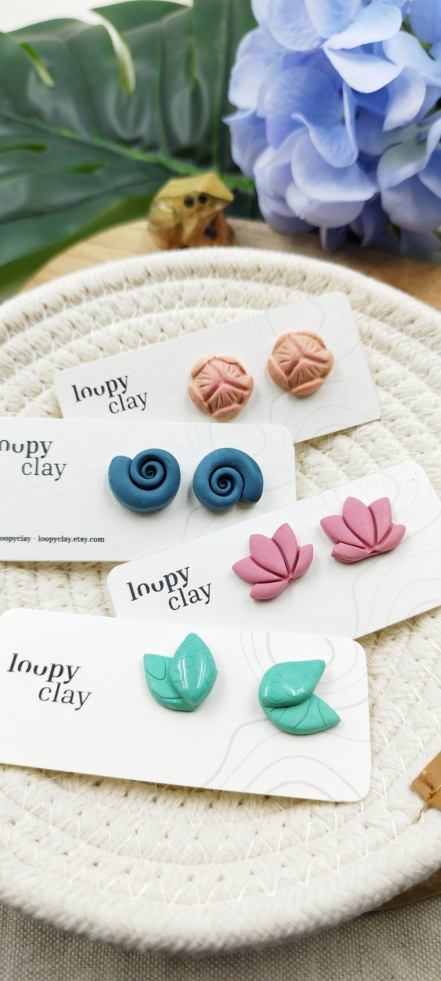 Orecchini fiori di loto - minimali ed eleganti - Loopy Clay