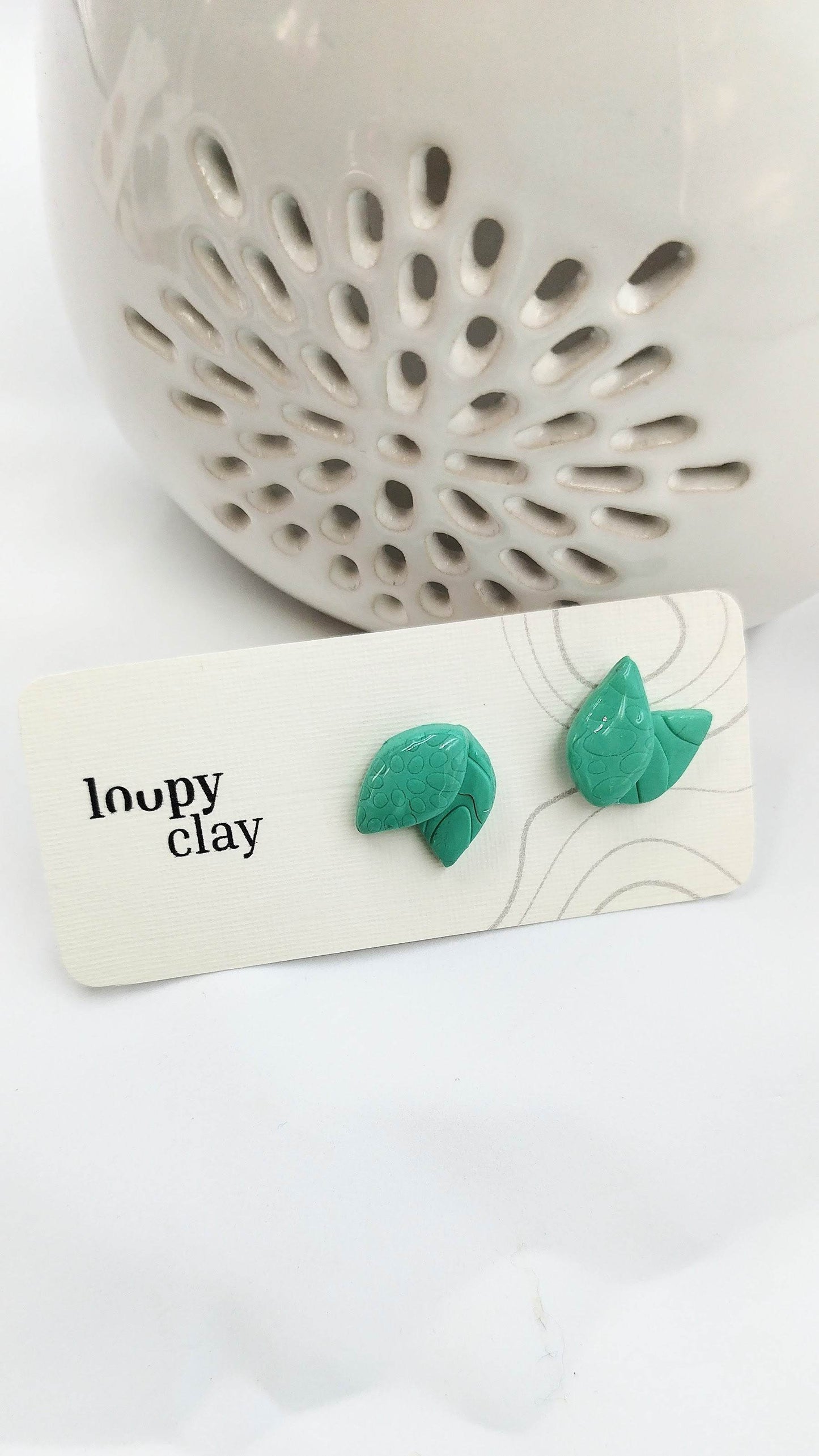Orecchini a bottone minimal leaf - giallo, rosa e turchese - Loopy Clay
