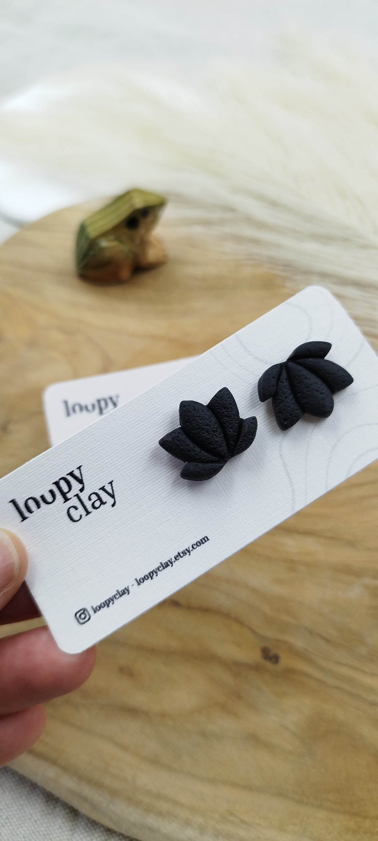 Orecchini fiori di loto - minimali ed eleganti - Loopy Clay