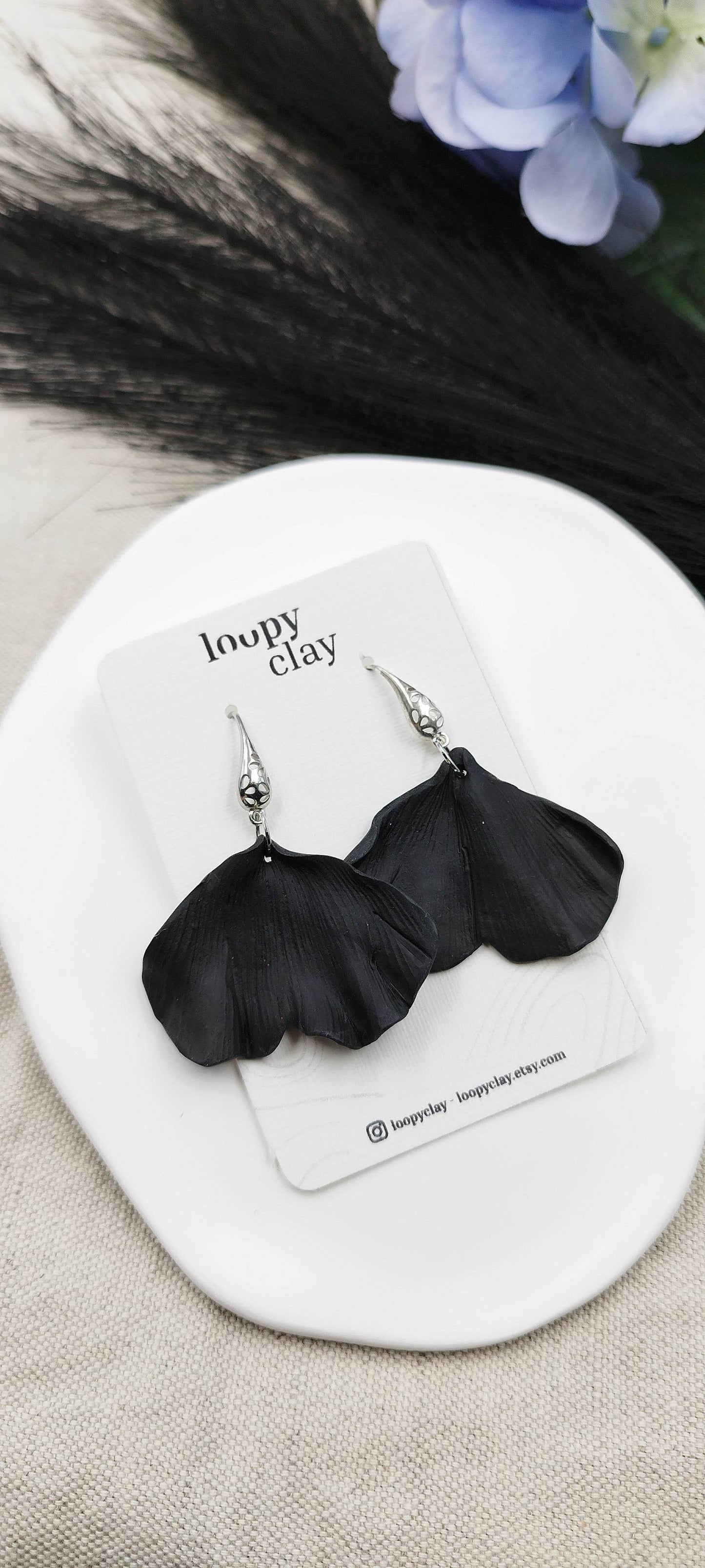 Orecchini eleganti petalo nero ginko - Loopy Clay