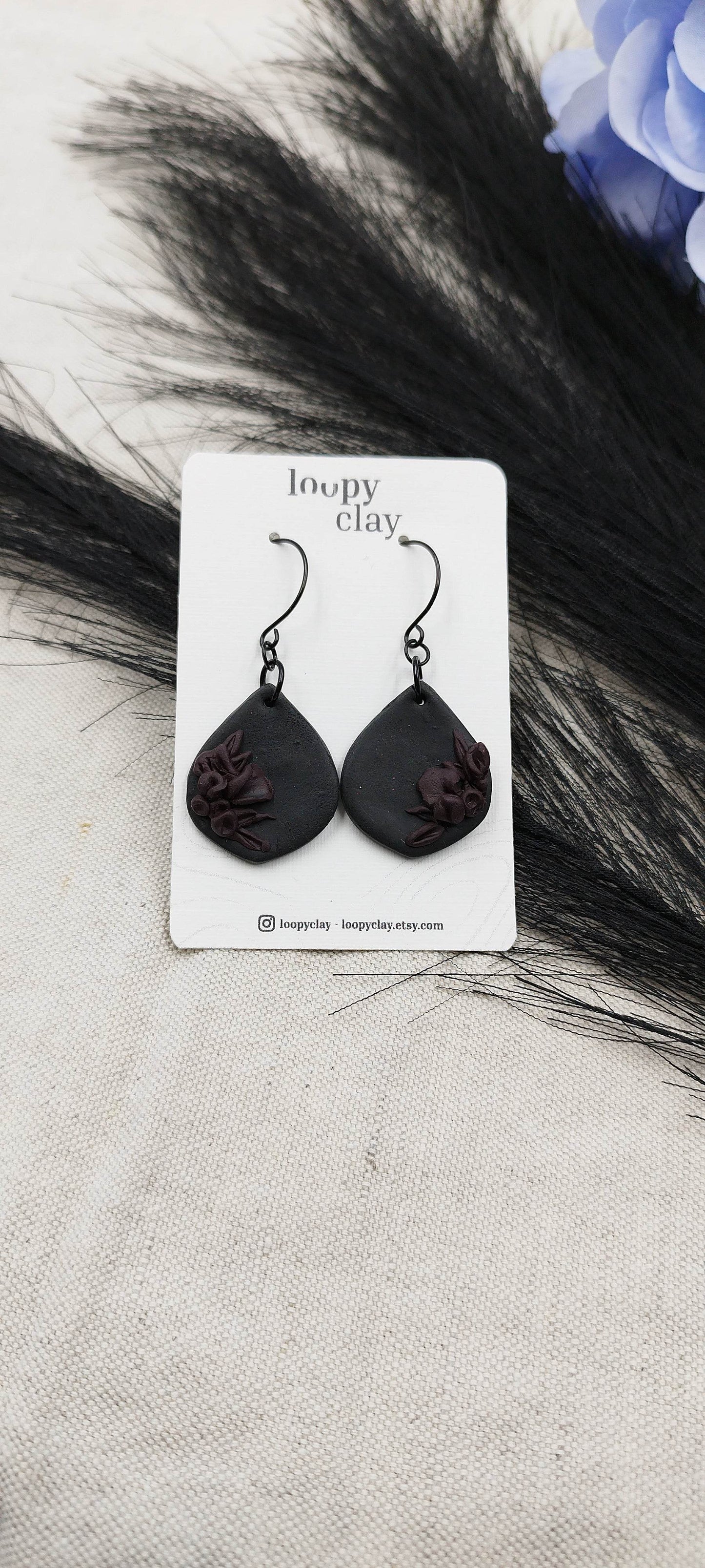 Orecchini a goccia - fiori notturni totale black - Loopy Clay