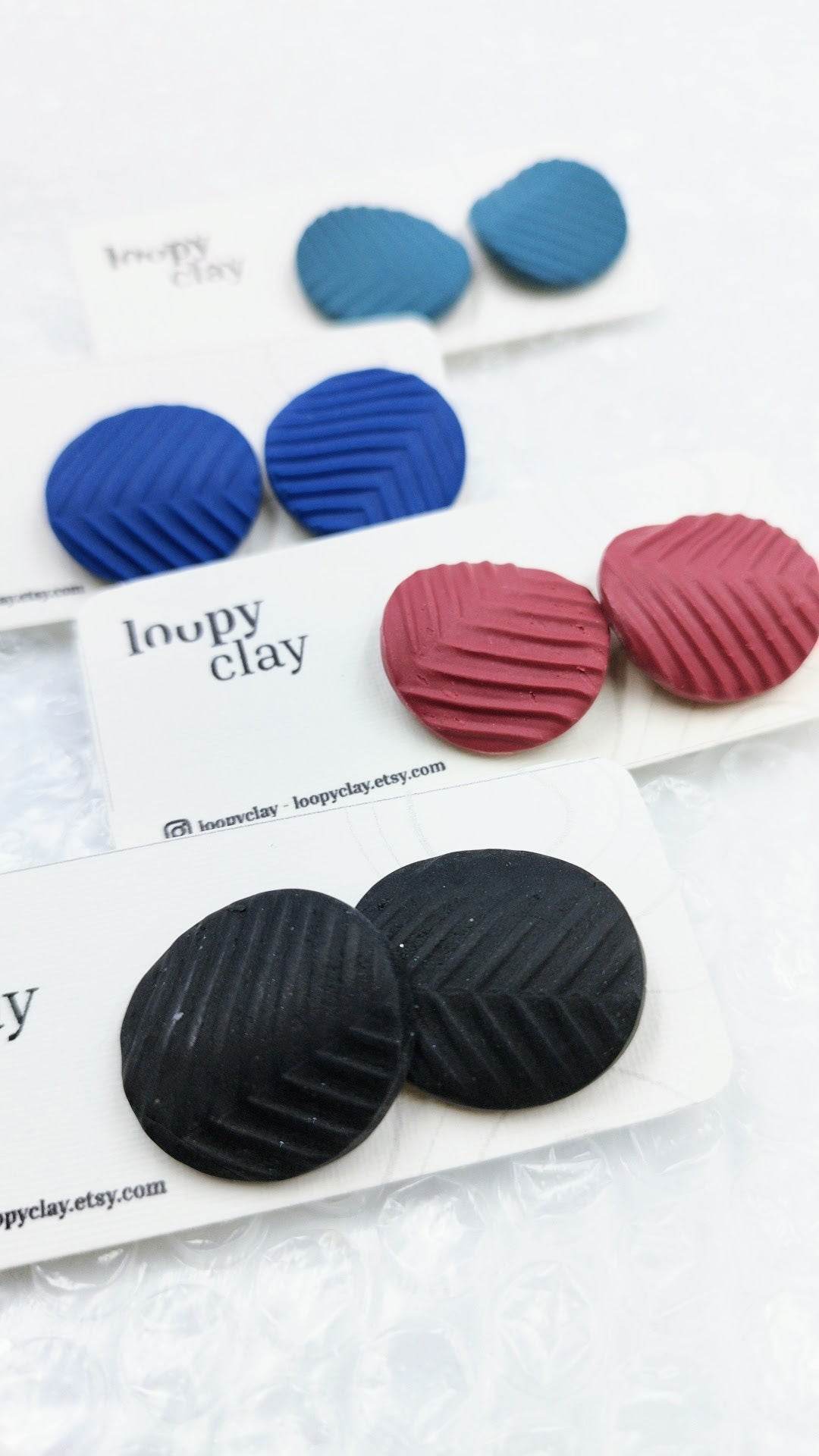 Orecchini a bottone minimal huggies - Loopy Clay