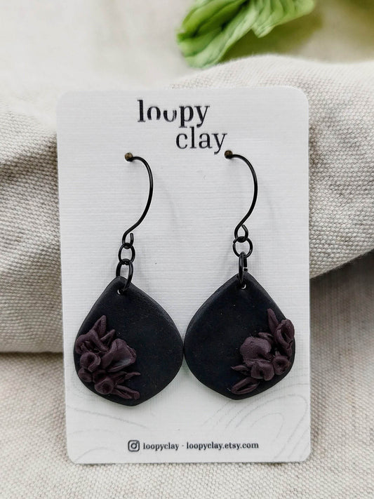 Orecchini a goccia - fiori notturni totale black - Loopy Clay