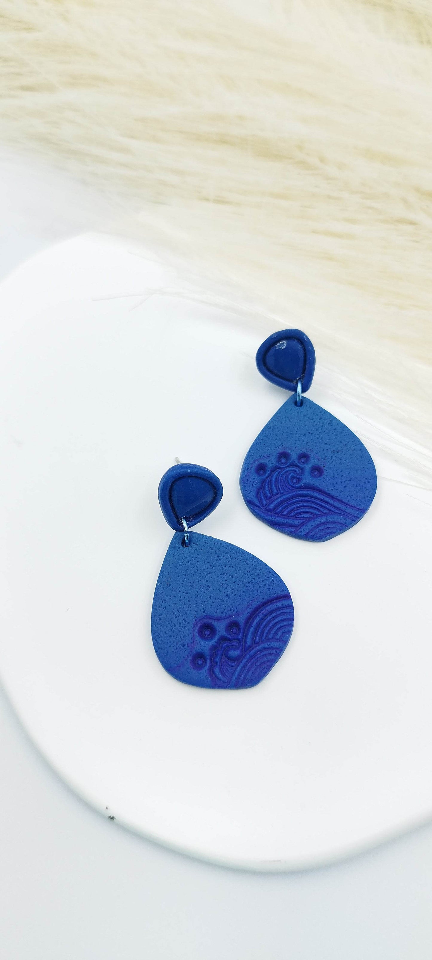 Orecchini pendenti a goccia onde del mare - Loopy Clay