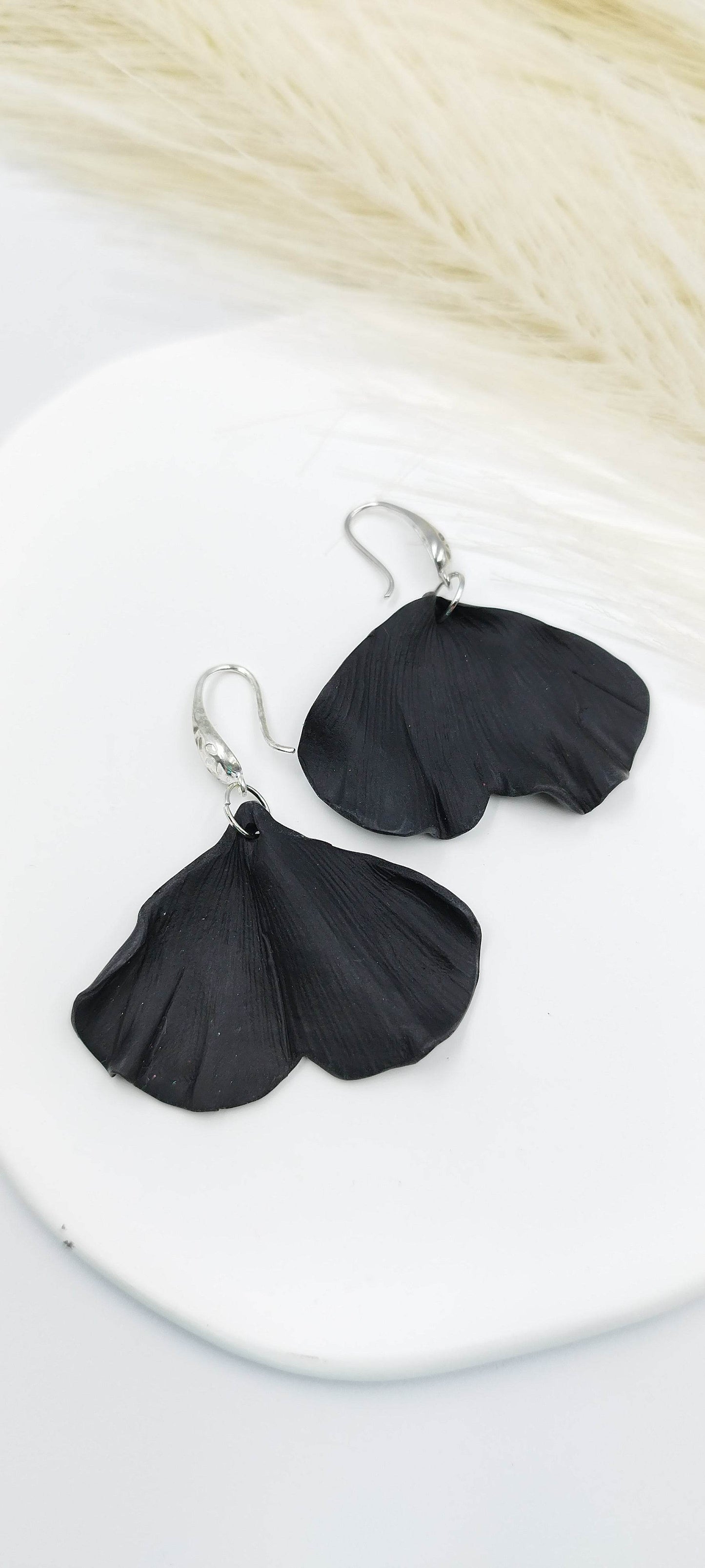 Orecchini eleganti petalo nero ginko | eleganza mai banale