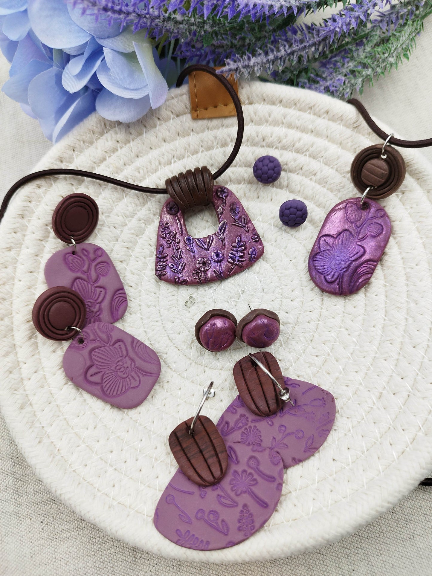 Collana in Stile Etnico con disegno di orchidee - Loopy Clay