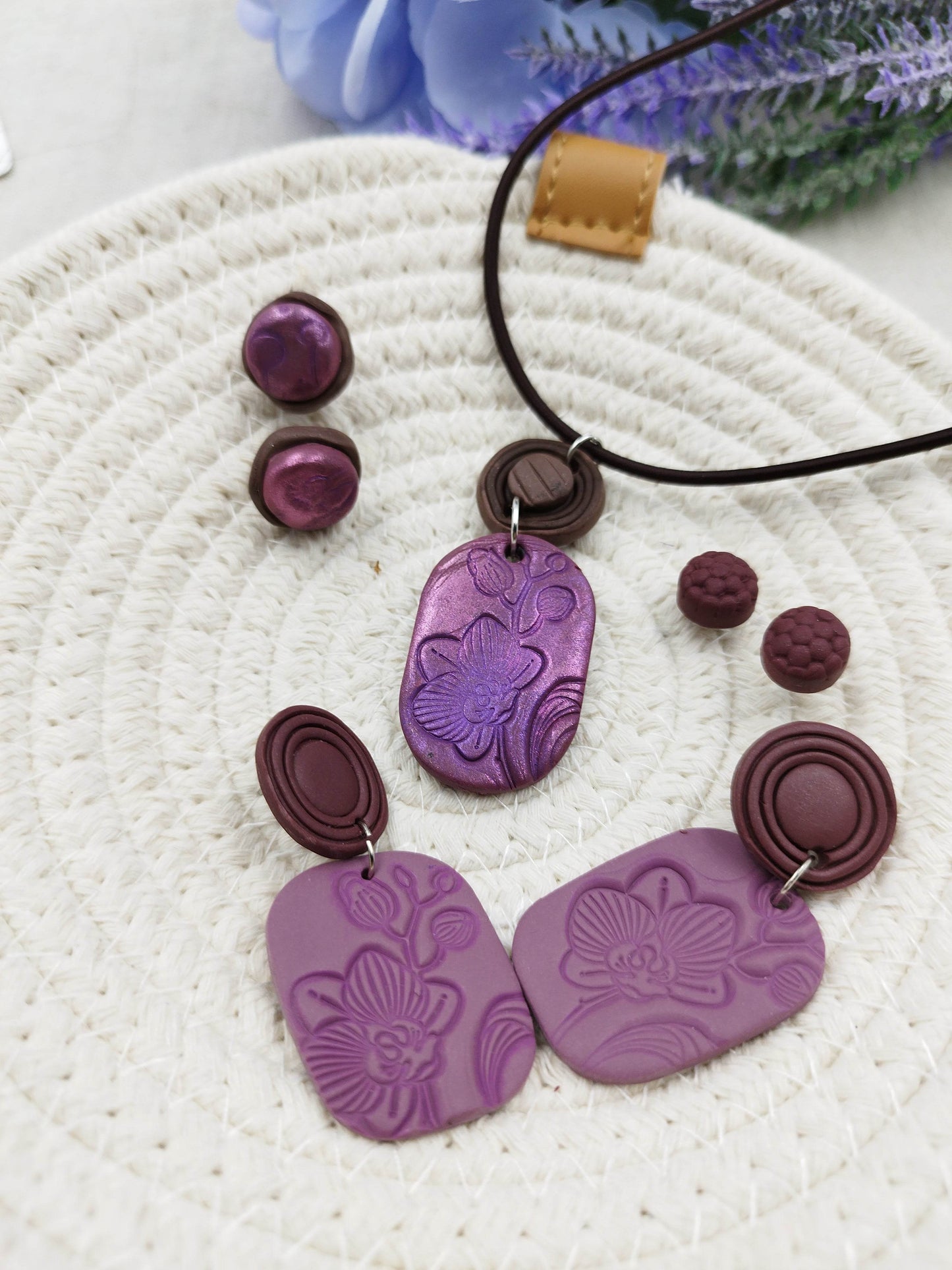 Collana in Stile Etnico con disegno di orchidee - Loopy Clay