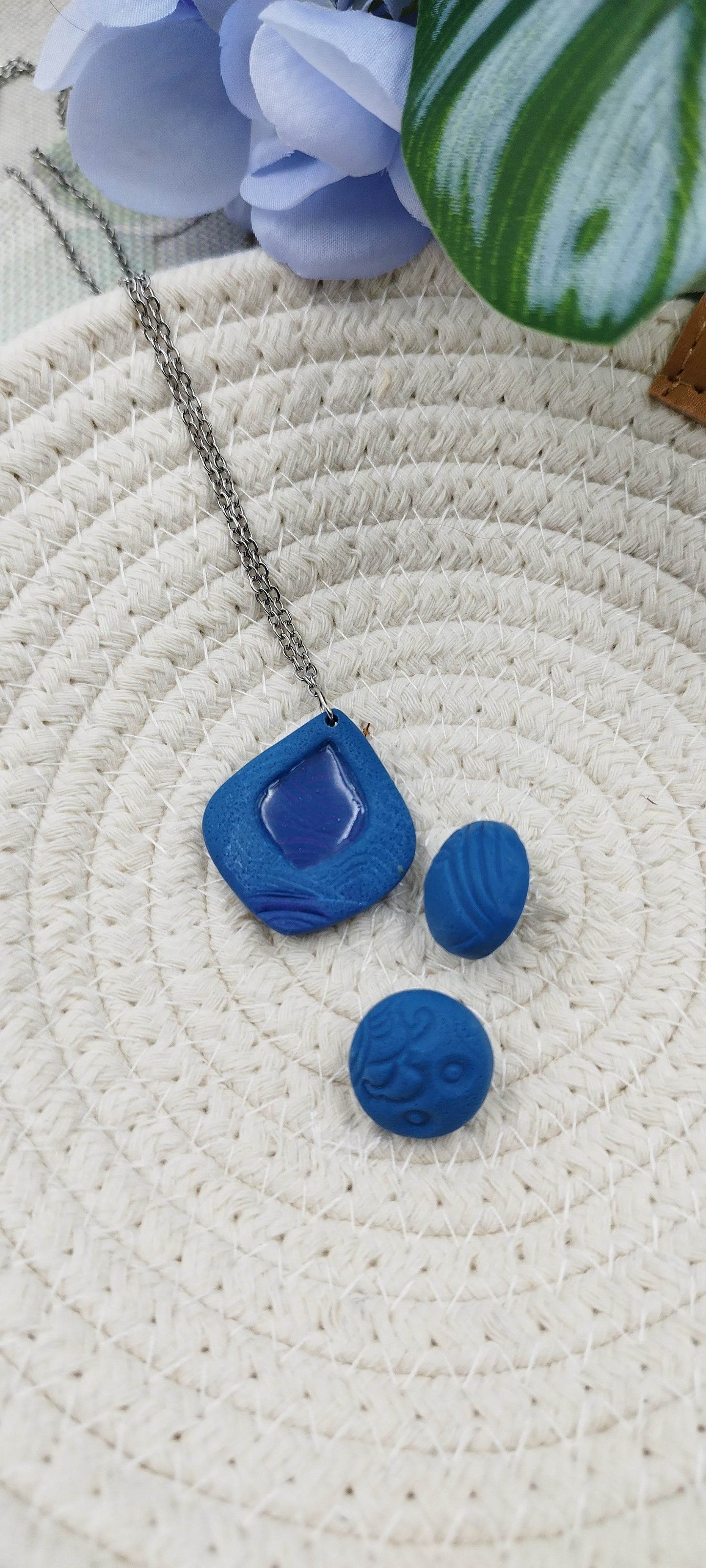 Collana blu con effetto del mare - a goccia - Loopy Clay