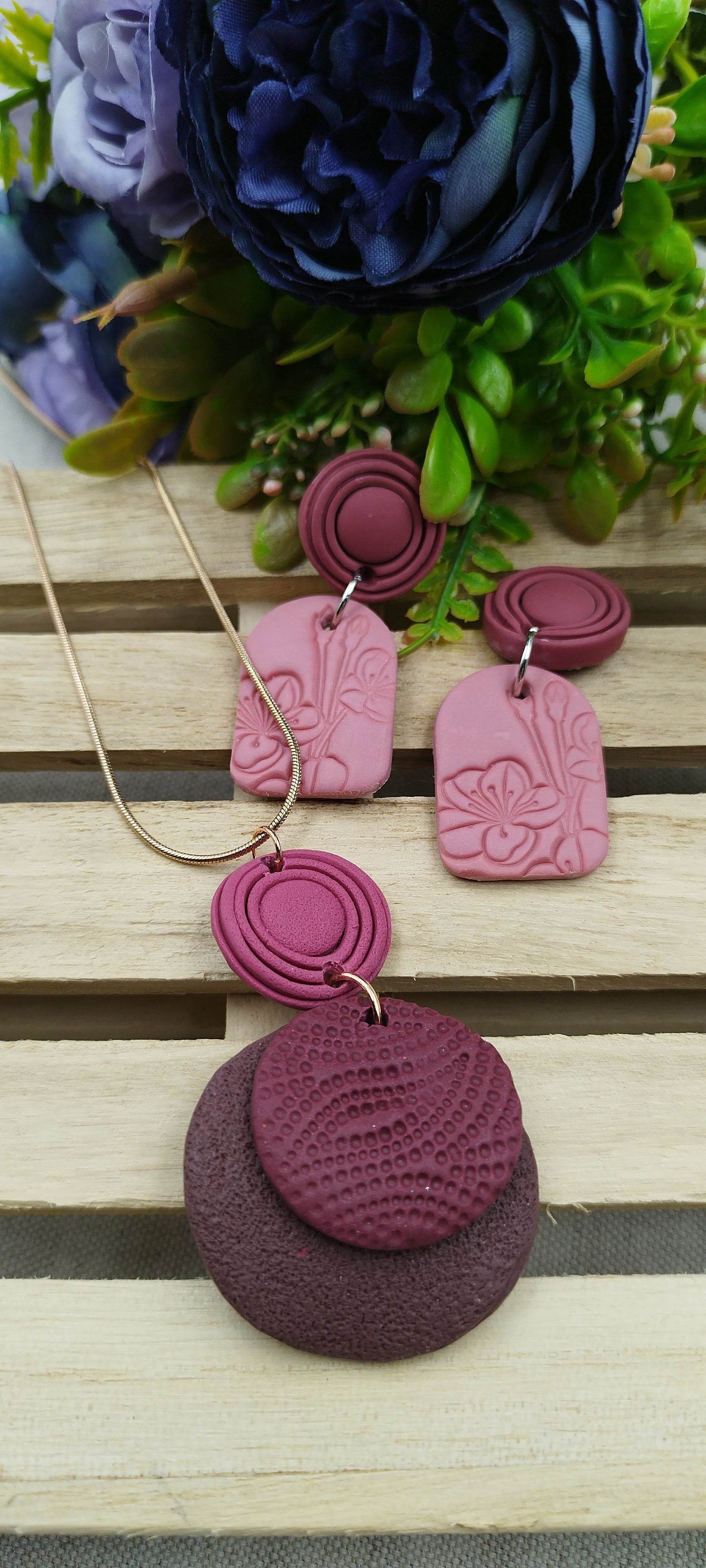 Orecchini pendenti in stile etnico con orchidee e fiori - Loopy Clay