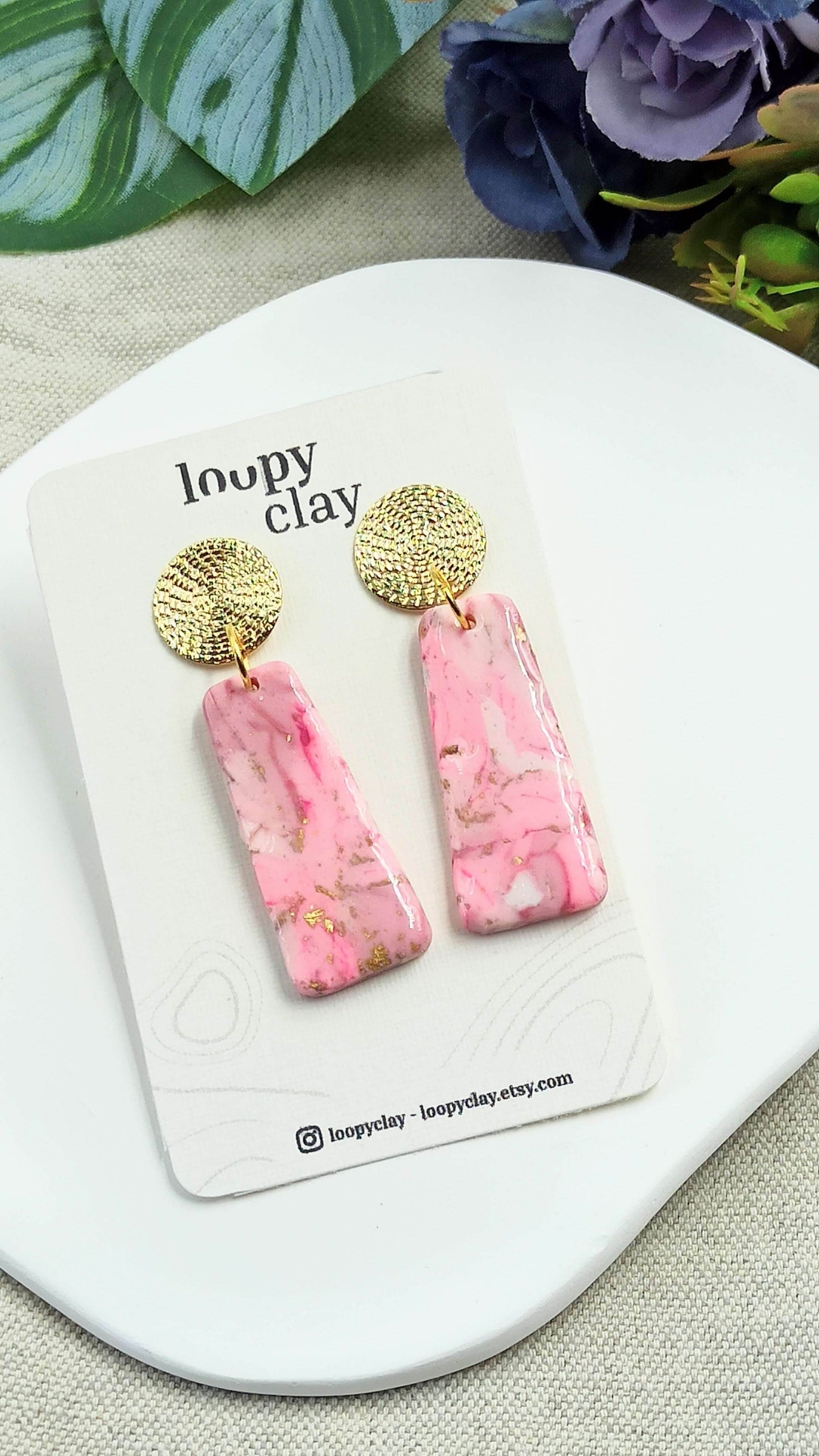 Orecchini pendenti a barra oro e rosa effetto marmo - Loopy Clay