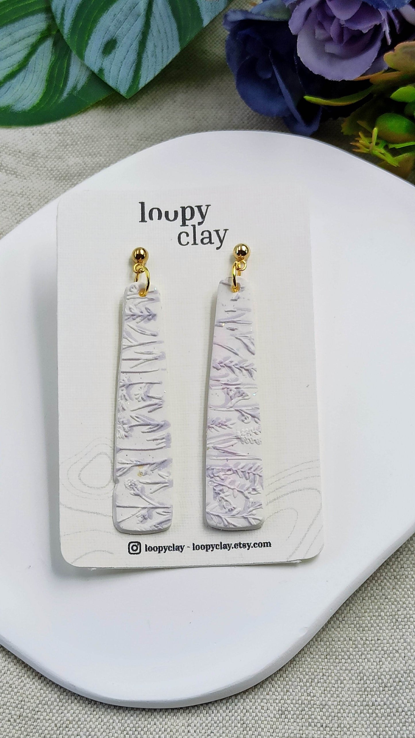 Orecchini pendenti a barra Eleganza Bianca fiori lilla - Loopy Clay