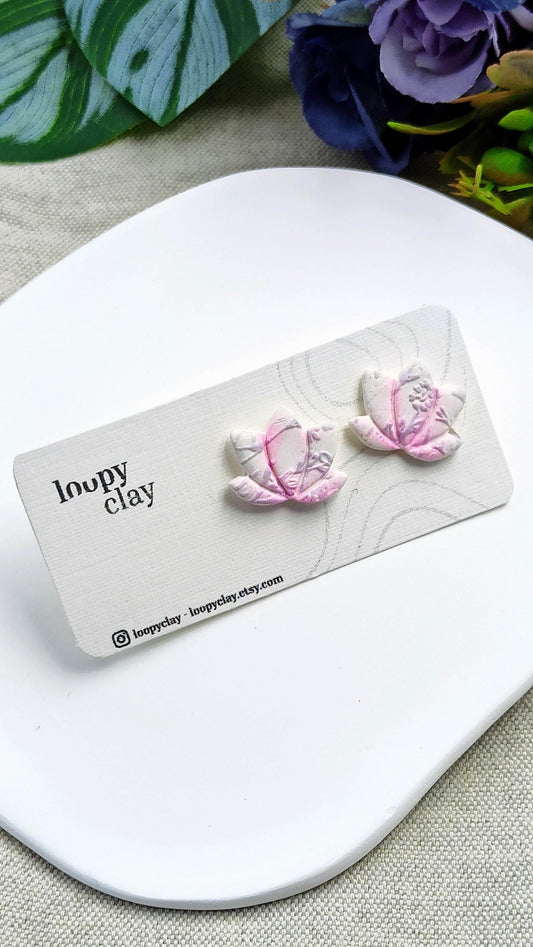 Orecchini a bottone fiore di loto bianco e lilla - Loopy Clay
