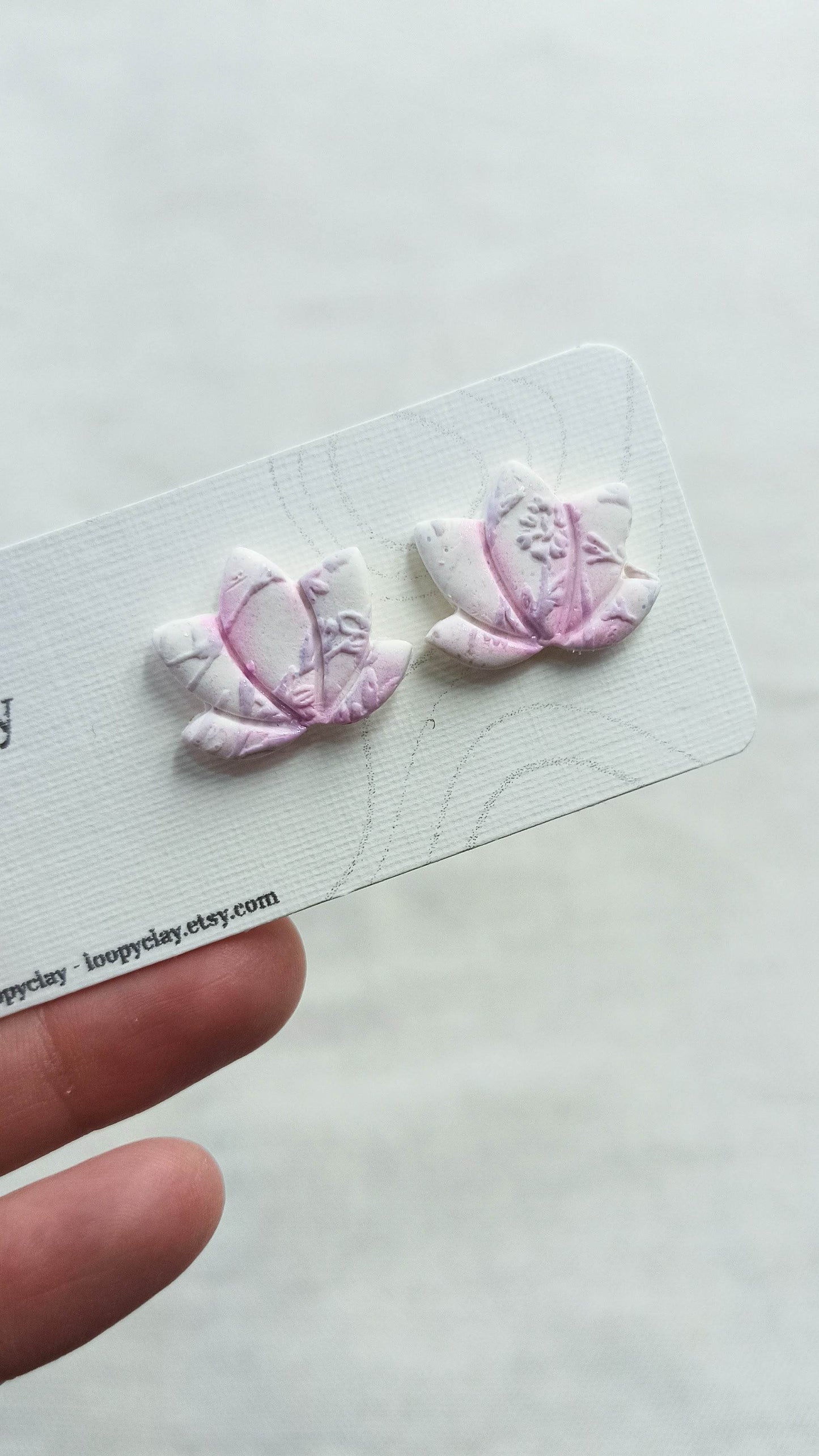 Orecchini a bottone fiore di loto bianco e lilla - Loopy Clay