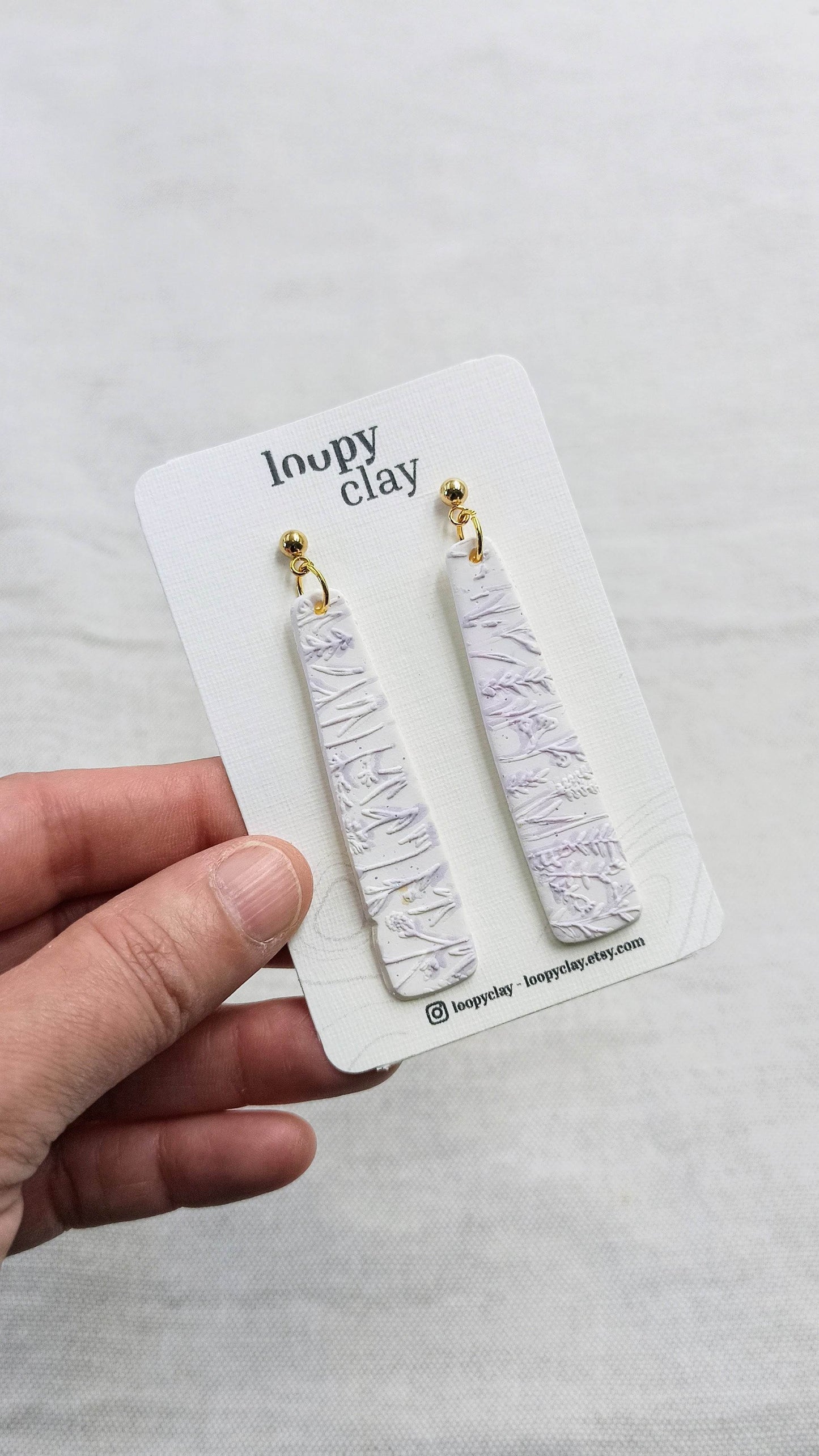 Orecchini pendenti a barra Eleganza Bianca fiori lilla - Loopy Clay